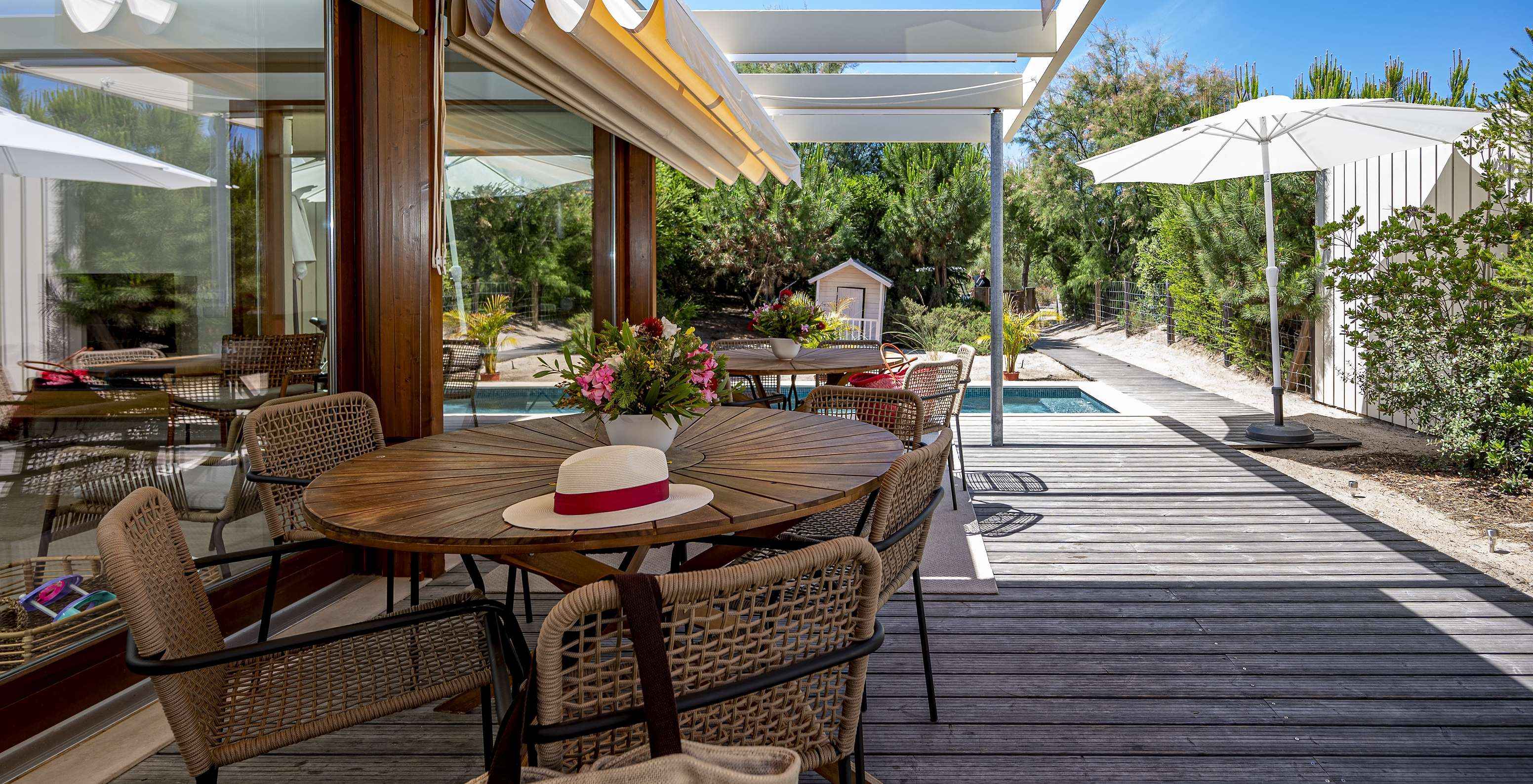 L'Aqua Villa du Pestana Tróia Eco Resort a une terrasse avec tables et chaises où l'on peut se reposer