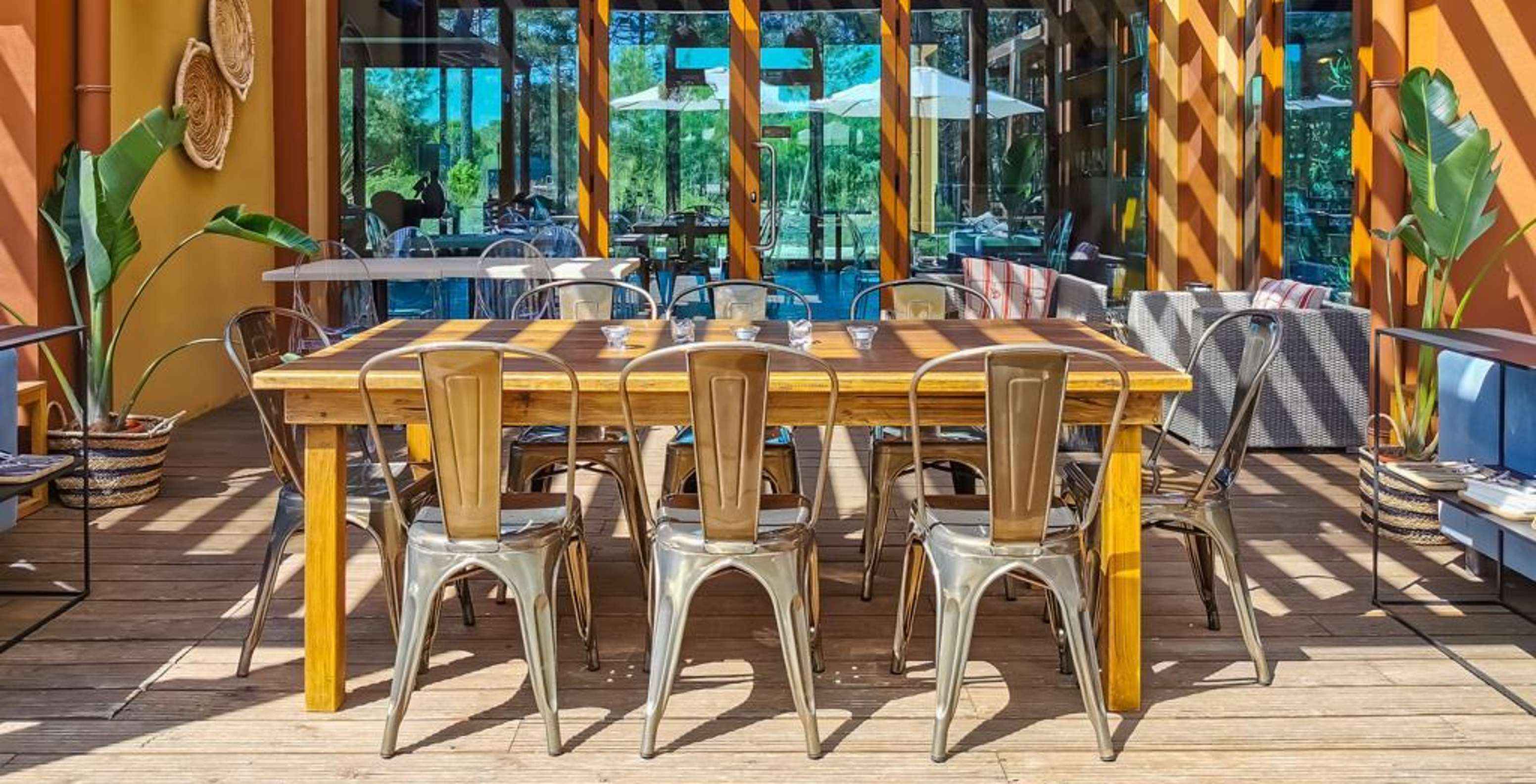 Le restaurant Grão de Bico, à l'Eco Resort à 10 minutes de la Comporta, a une terrasse agréable avec chaises et tables