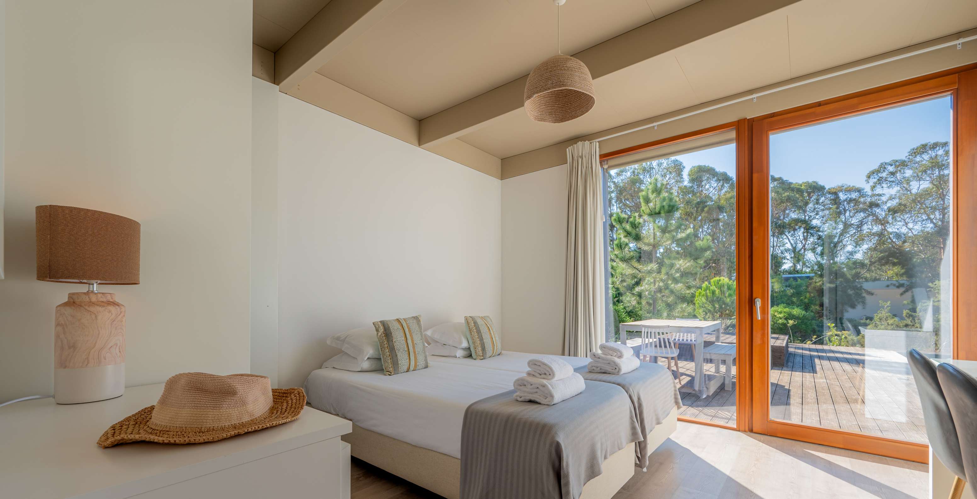 La Beach Villa avec piscine privée du Pestana Tróia Eco Resort a un lit double avec accès à la terrasse