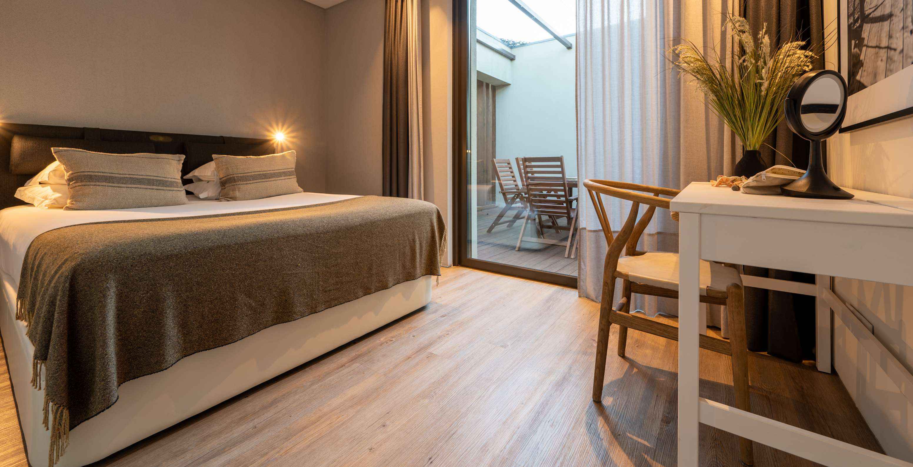 Les Beach Villas avec piscine pour enfants du Pestana Tróia Eco Resort ont un lit double et une petite terrasse