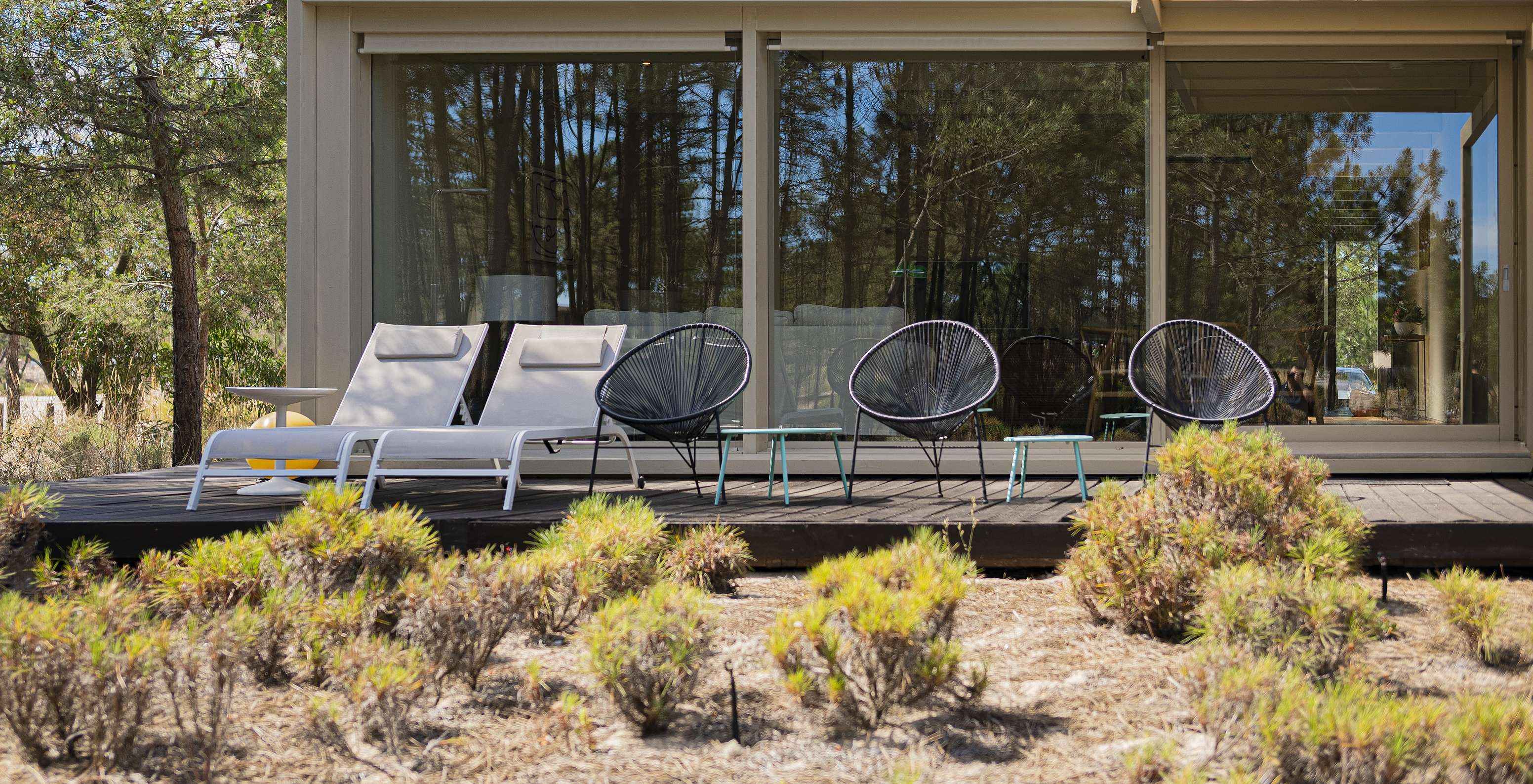 La townhouse du Pestana Tróia Eco Resort a une terrasse avec chaises longues et trois chaises