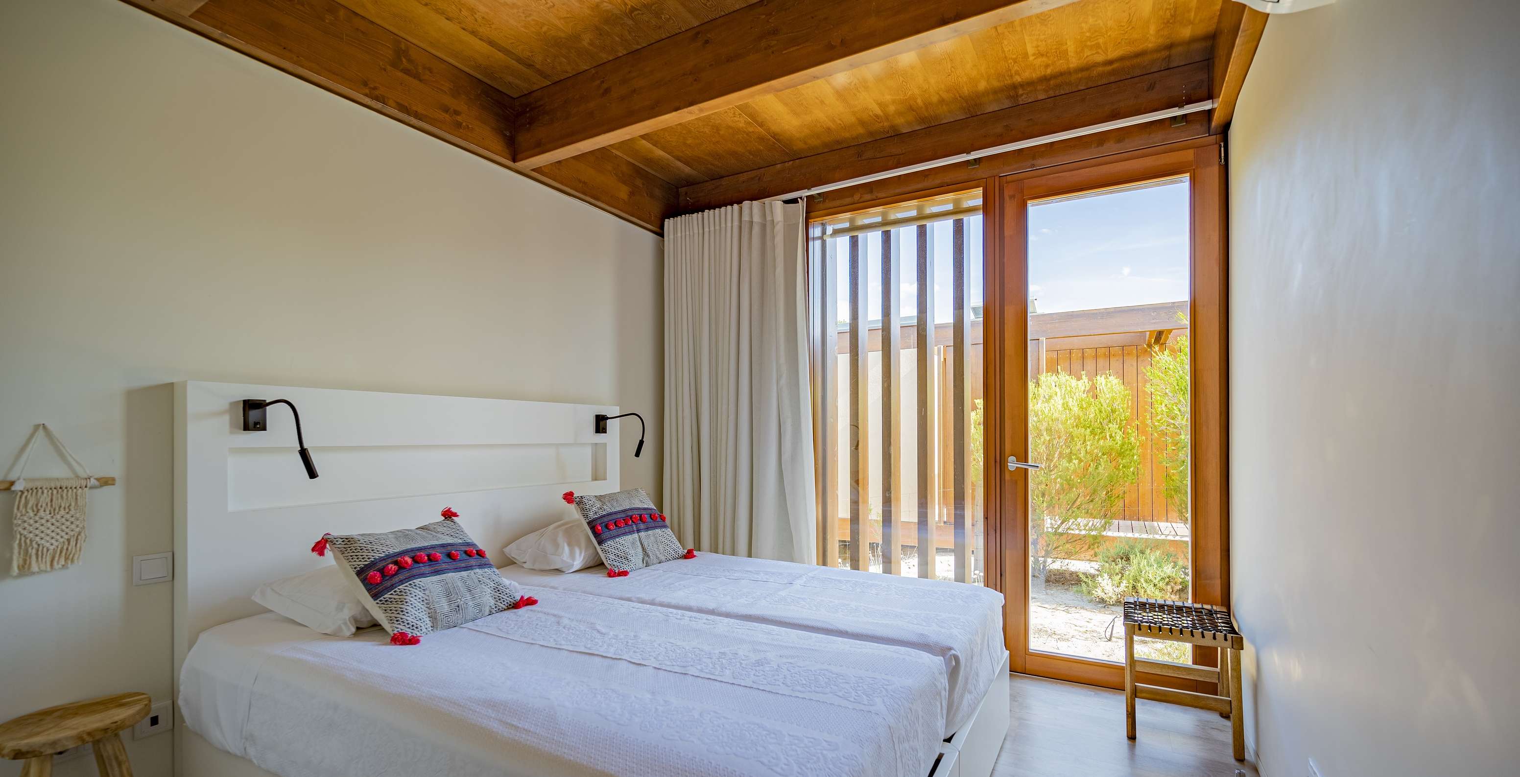 La Tree Villa avec piscine privée du Pestana Tróia Eco Resort a un lit double et une fenêtre du sol au plafond