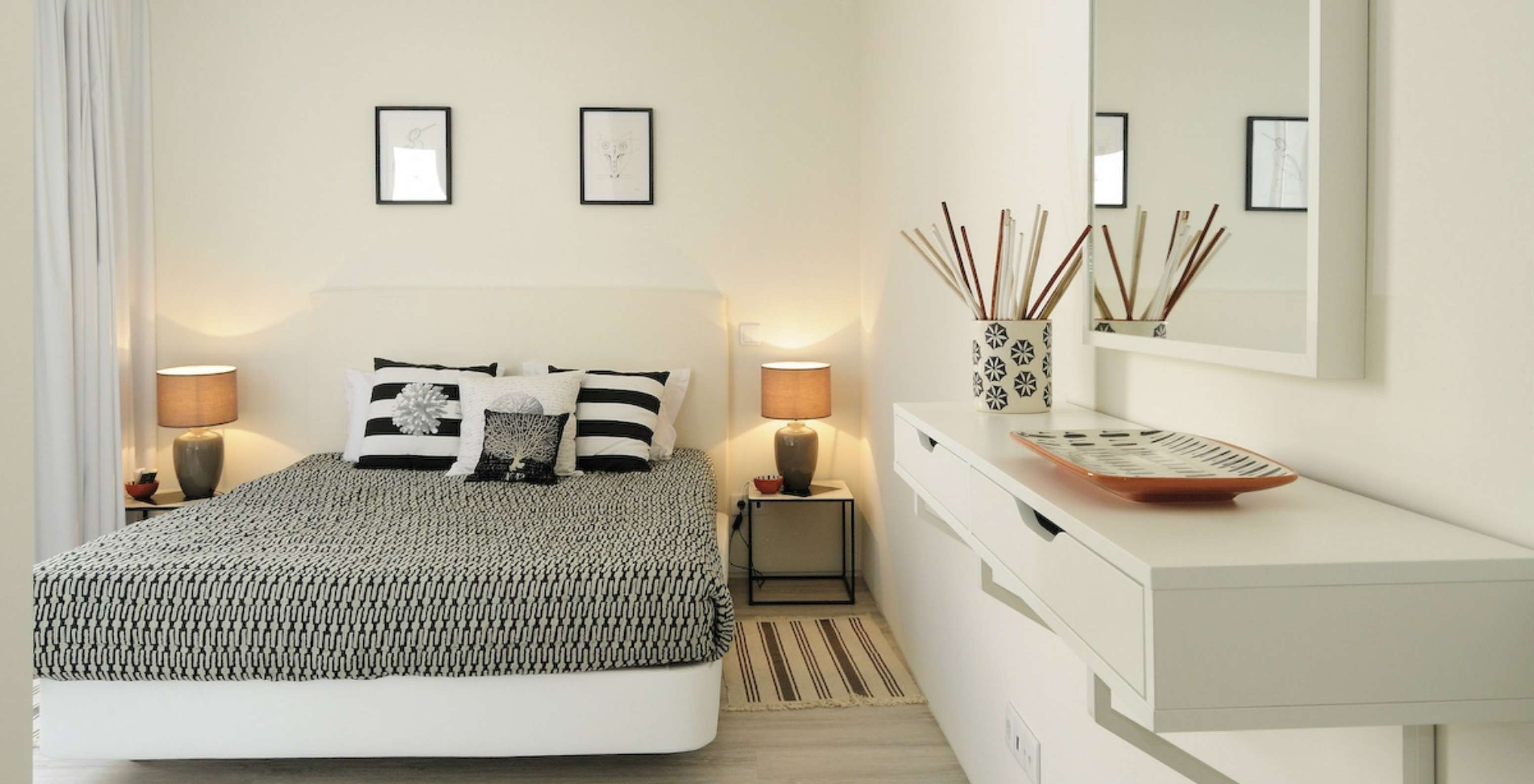 Les villas de 3 chambres du Pestana Tróia Eco Resort ont un lit double avec tables de chevet