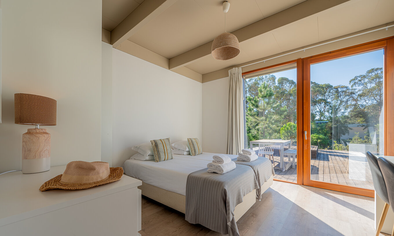 La Beach Villa avec piscine privée du Pestana Tróia Eco Resort a un lit double avec accès à la terrasse