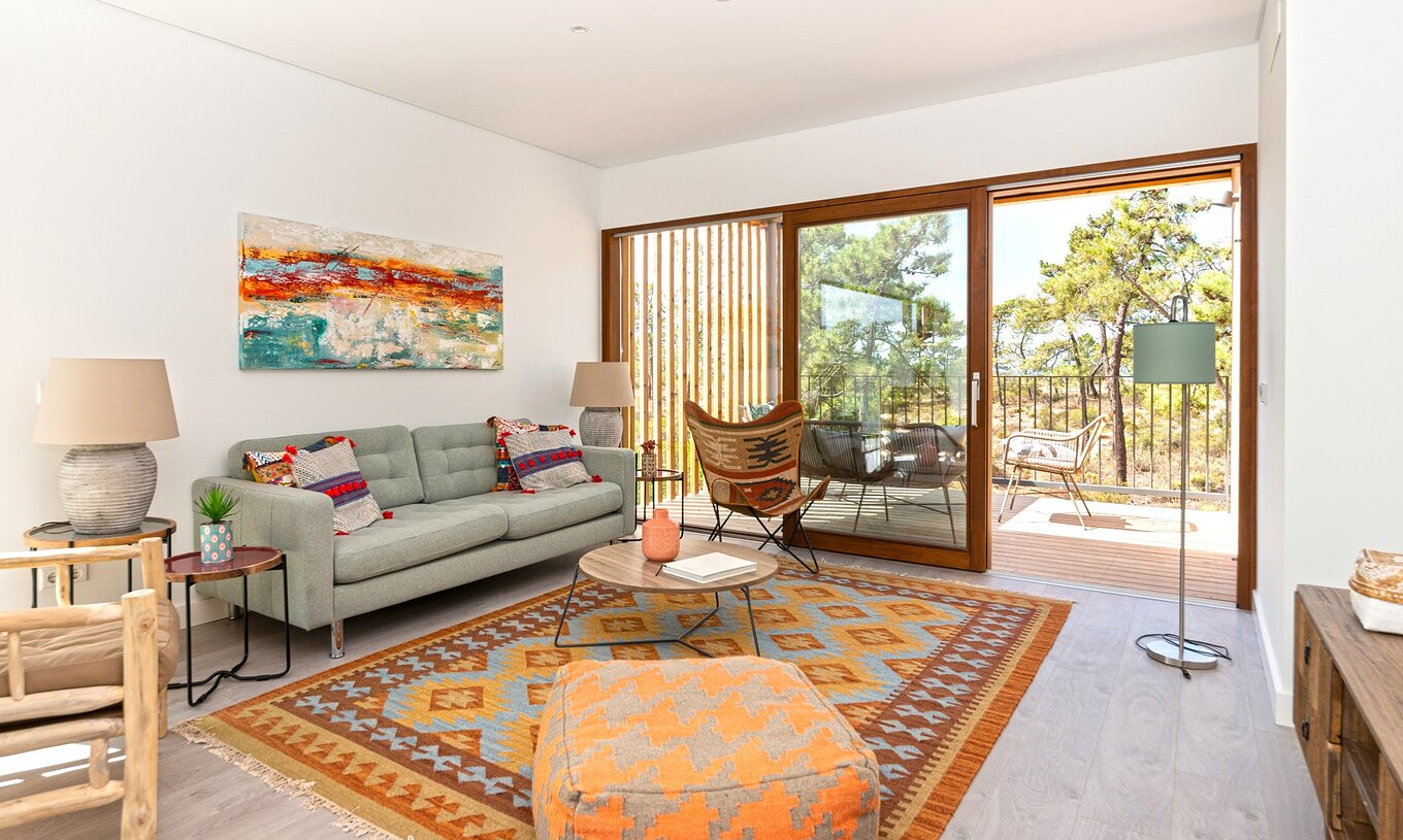 L'appartement Eco Village supérieur 1er étage Vues Premium du Pestana Tróia Eco Resort a une salle et un canapé à la terrasse