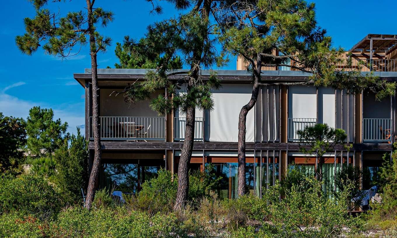 L'appartement Eco Village supérieur 1er étage Vues Premium du Pestana Tróia Eco Resort a des arbres autour de la villa