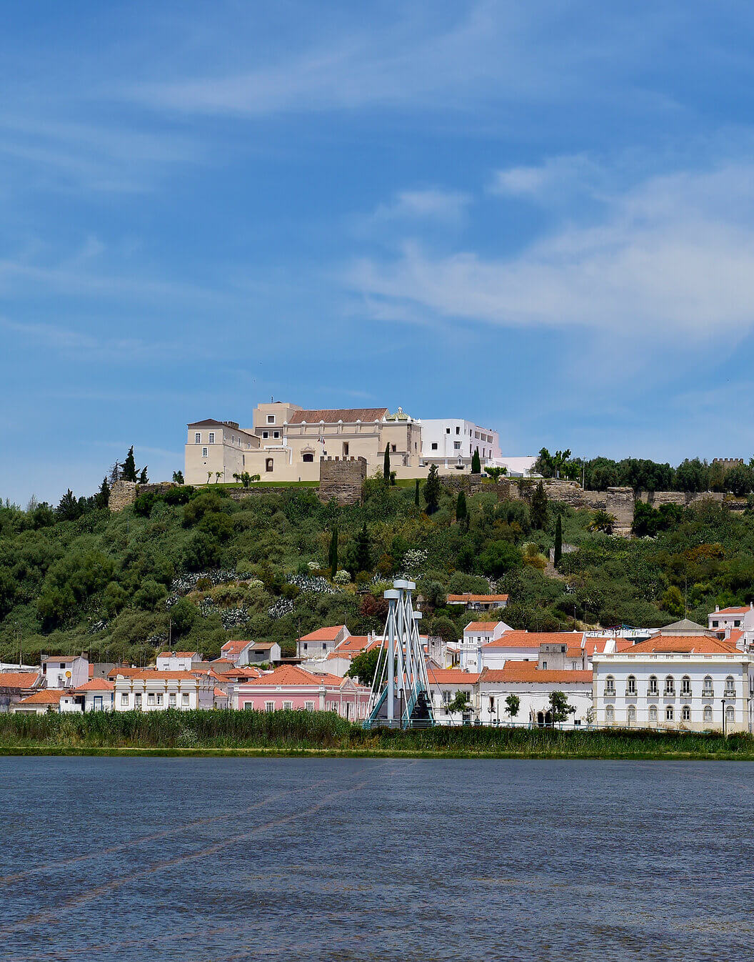 Extérieur bâtiment Pousada Castelo Alcácer do Sal hôtel historique Alcácer entouré de verdure
