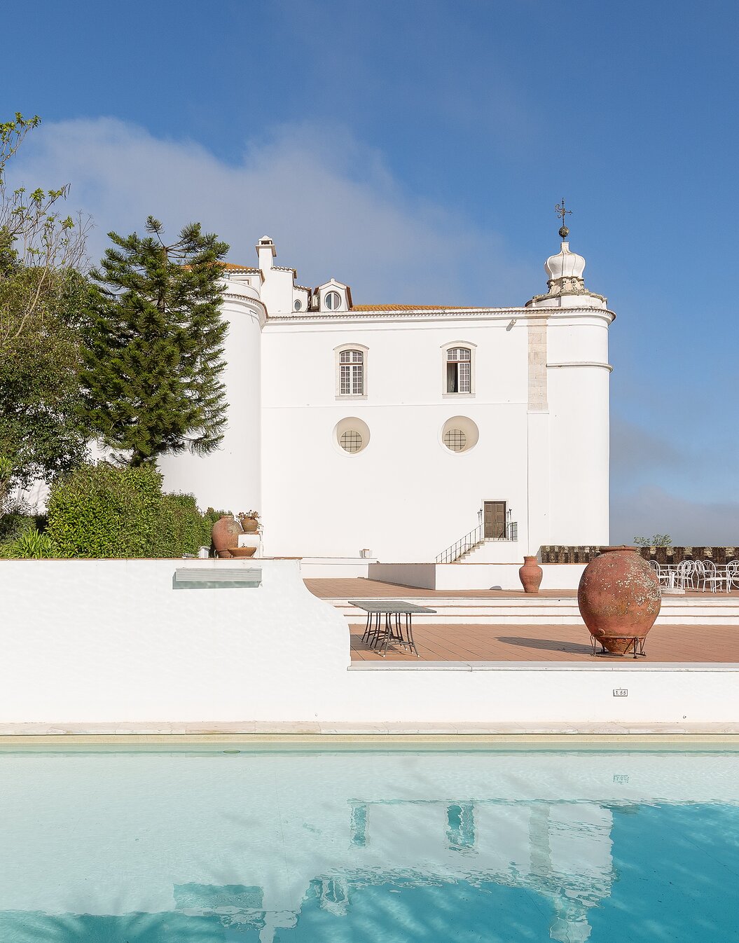 Vue extérieure de la Pousada Castelo Estremoz, un hôtel dans le centre historique, avec piscine et muraille autour
