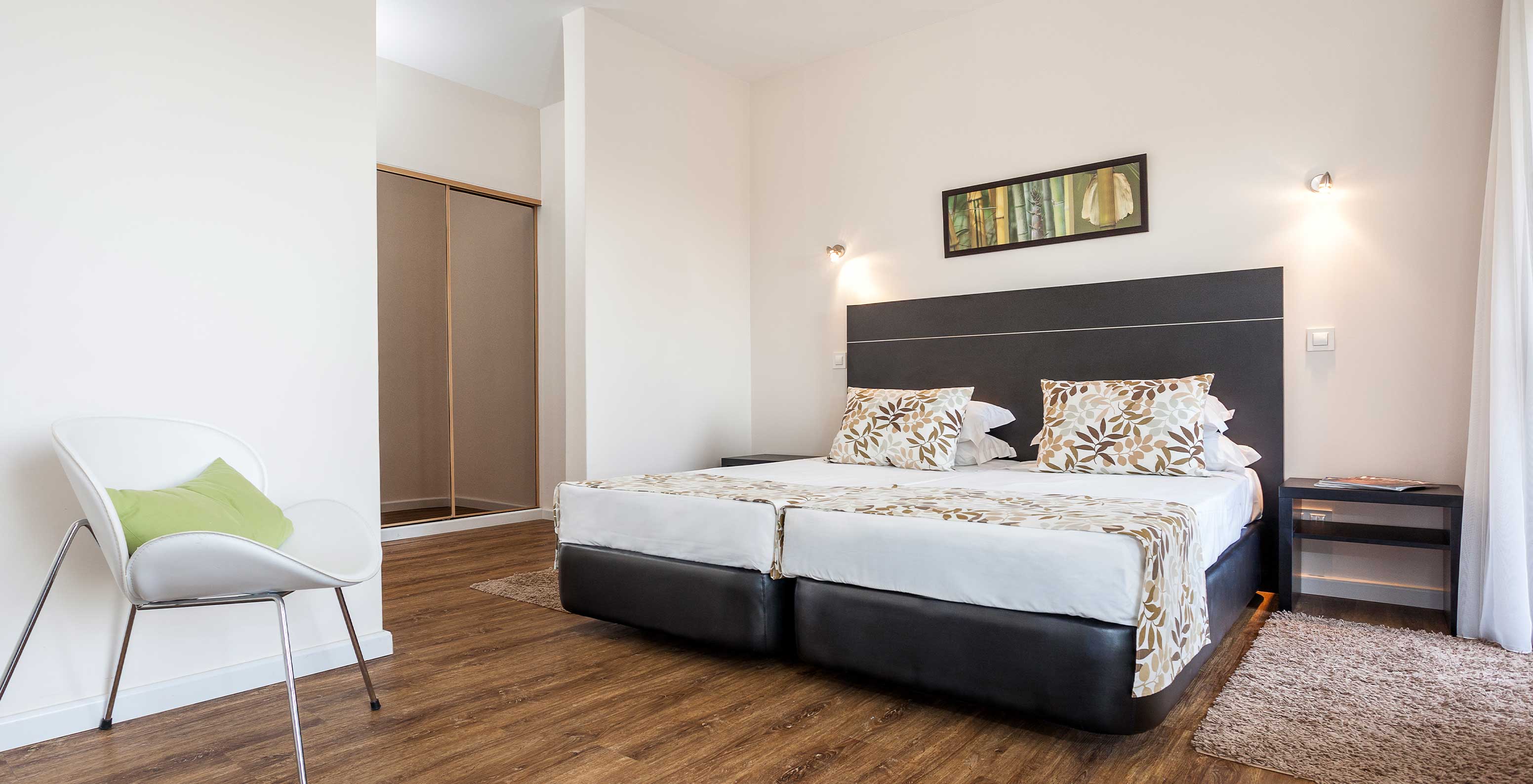 L'Appartement T1 Vue Mer du Pestana Alvor Atlântico a un lit double, une chaise et un placard