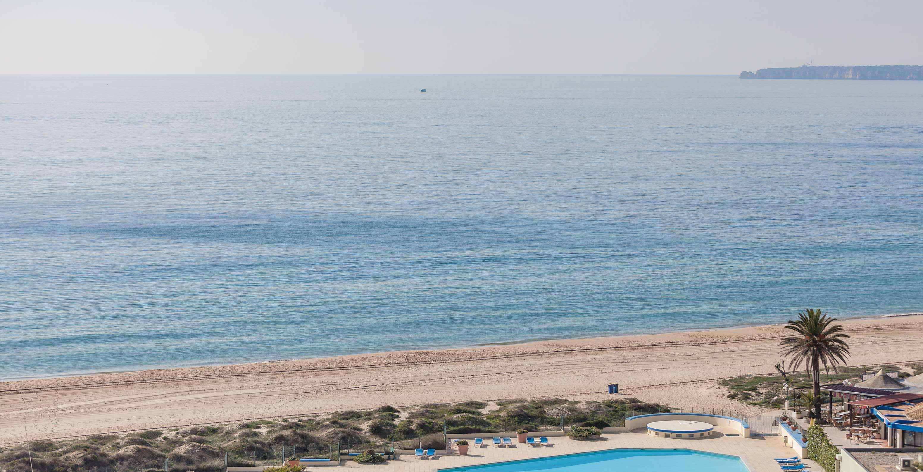 De l'Appartement T1 Vue Mer du Pestana Alvor Atlântico on peut voir la plage et la mer ainsi qu'une piscine extérieure
