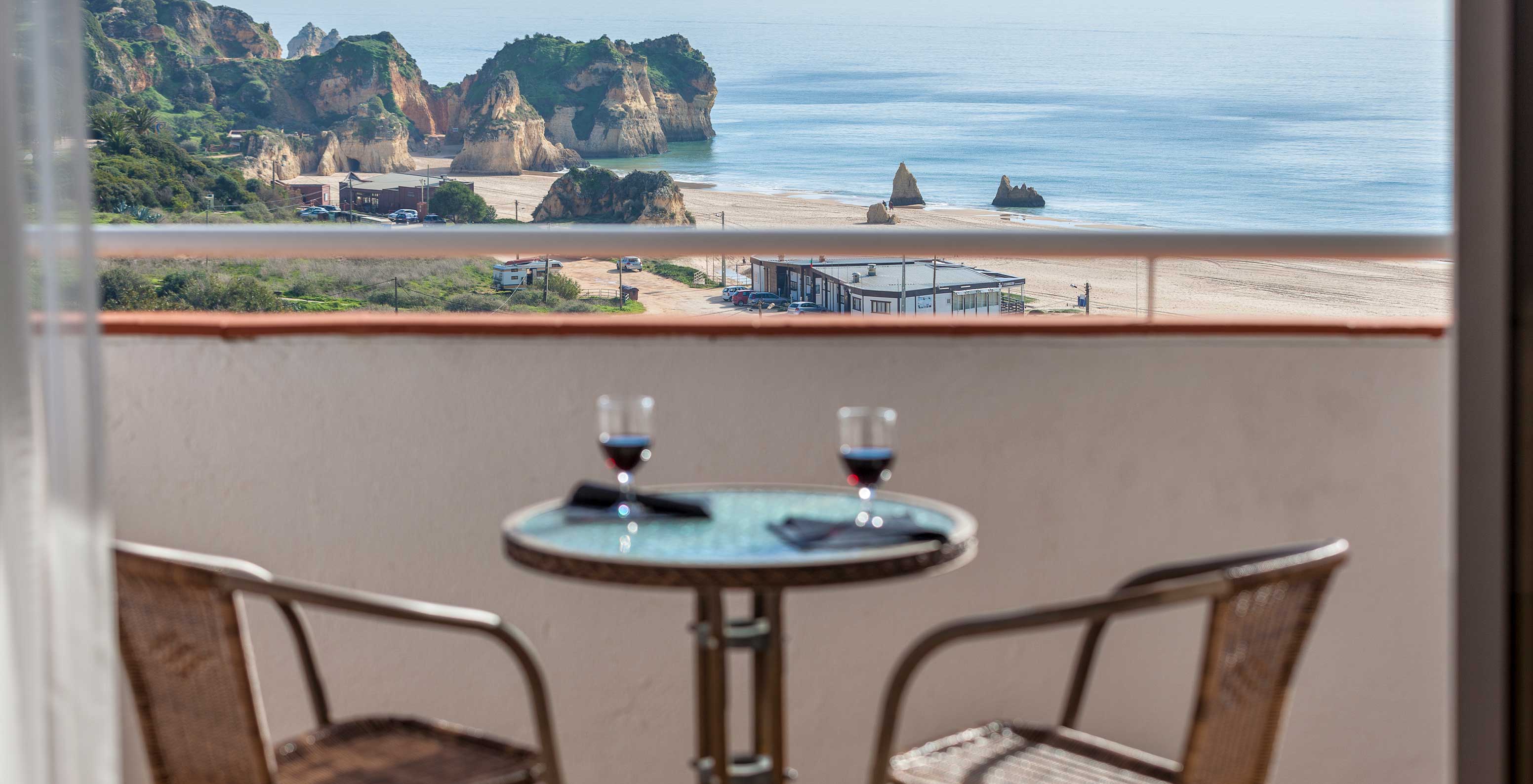 L'Appartement T1 Vue Mer du Pestana Alvor Atlântico a un balcon avec vue sur la mer, une table et deux chaises