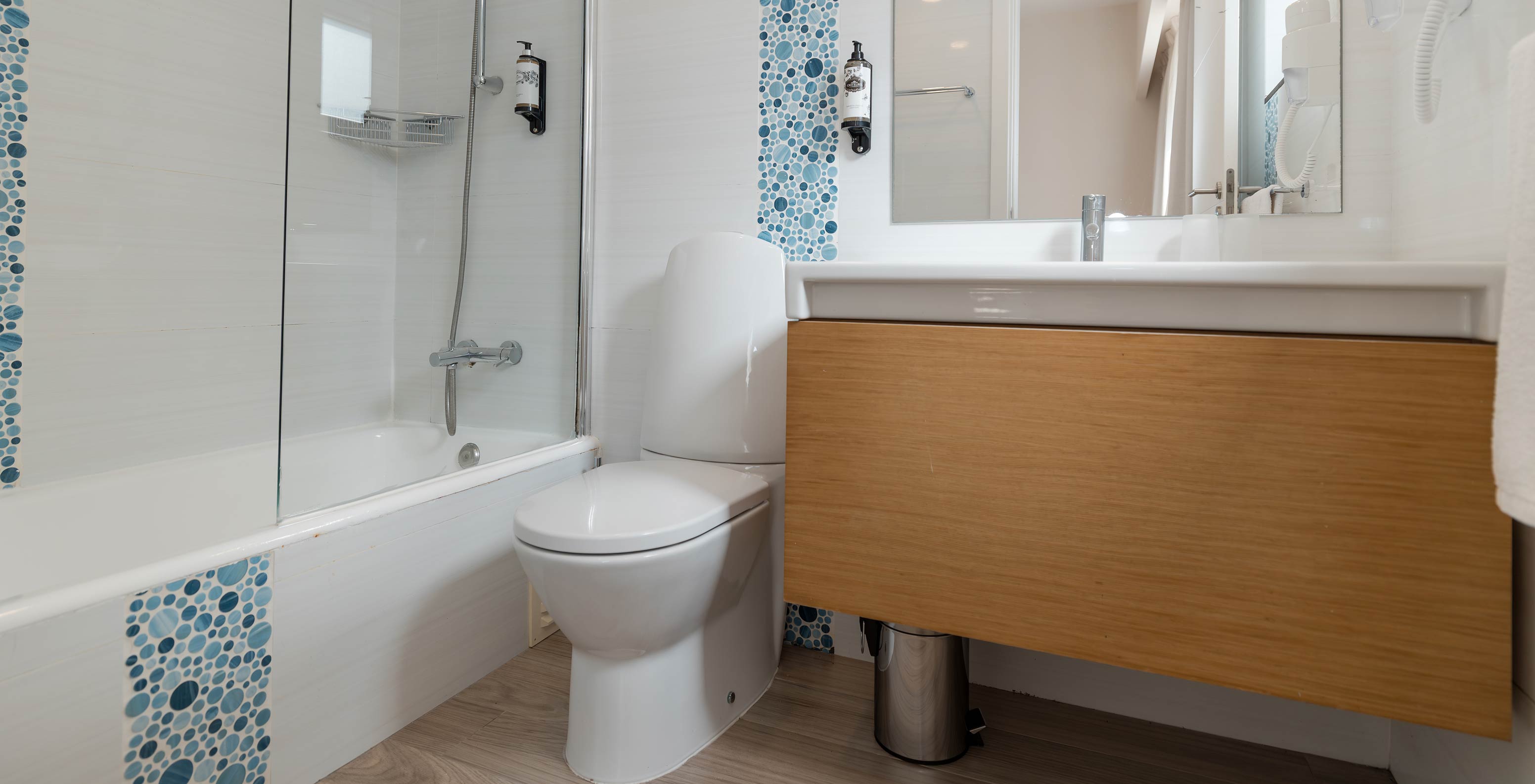 Villa 2 Chambres Premium au Pestana Alvor Beach Villas dispose d'une salle de bain avec baignoire, lavabo et miroir