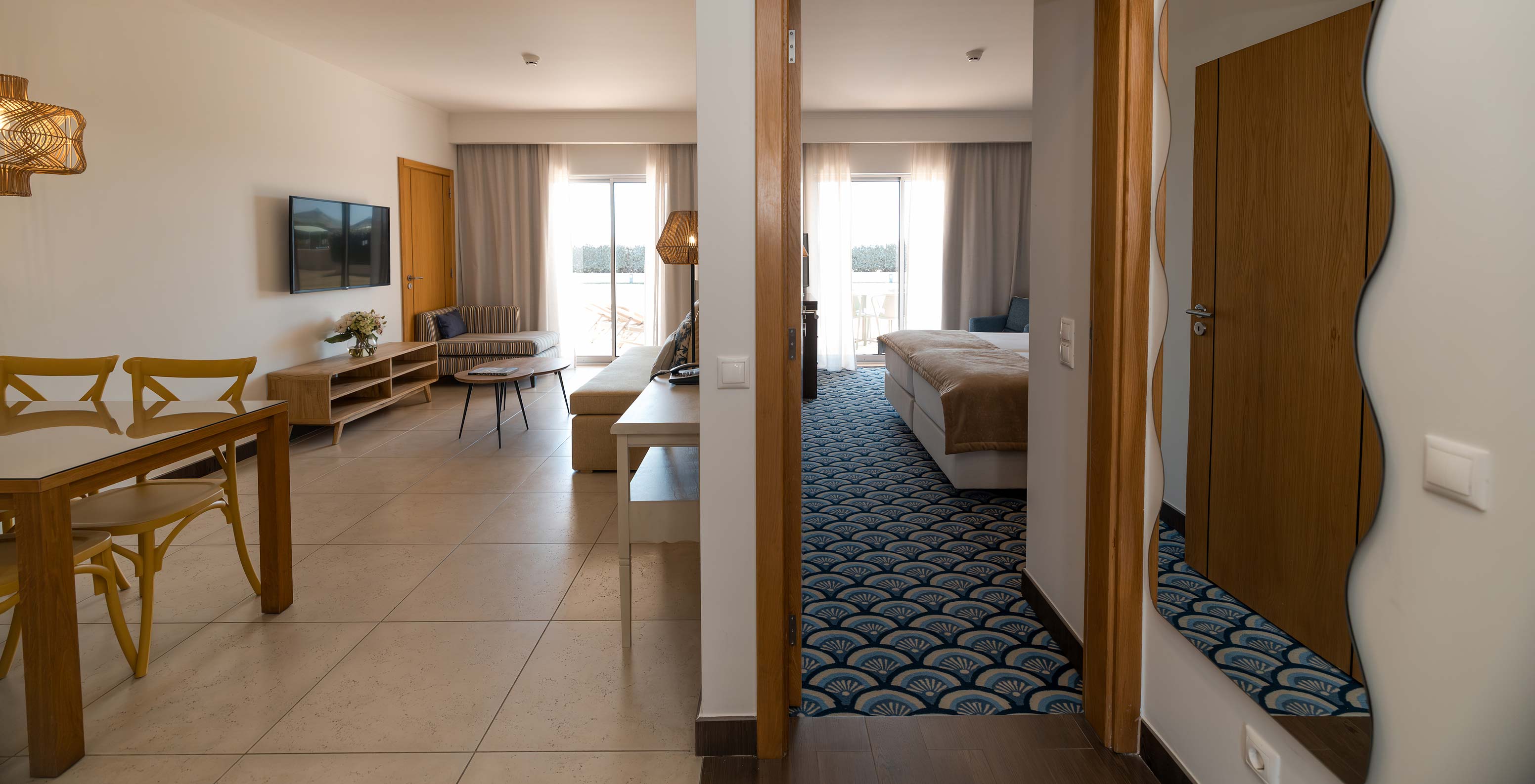 Appartement T1 Vue Jardin au Pestana Alvor Beach Villas dispose d'un salon avec canapé, TV et fenêtre avec balcon