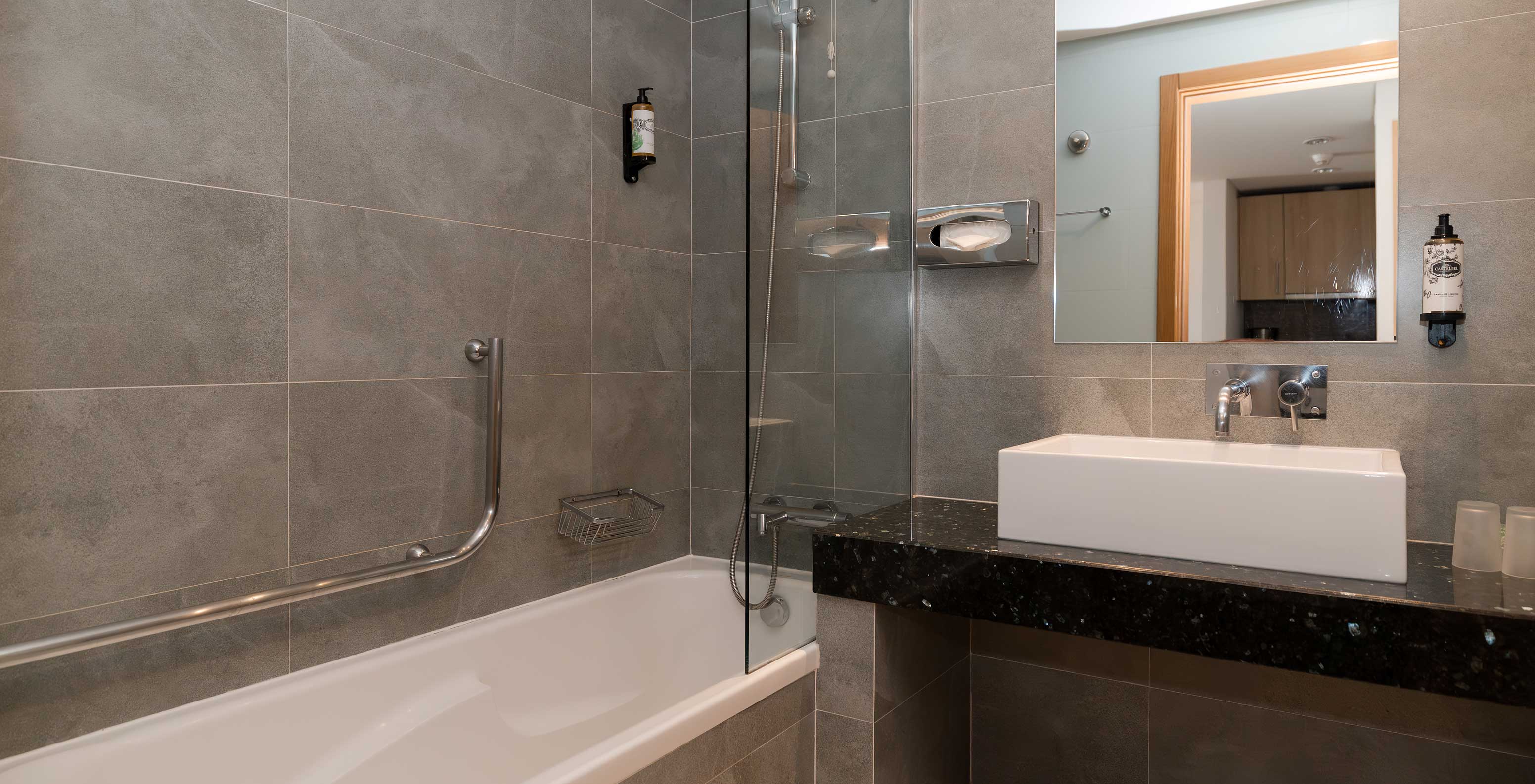 Appartement T1 Vue Mer au Pestana Alvor Beach Villas dispose d'une salle de bain avec baignoire, lavabo et miroir