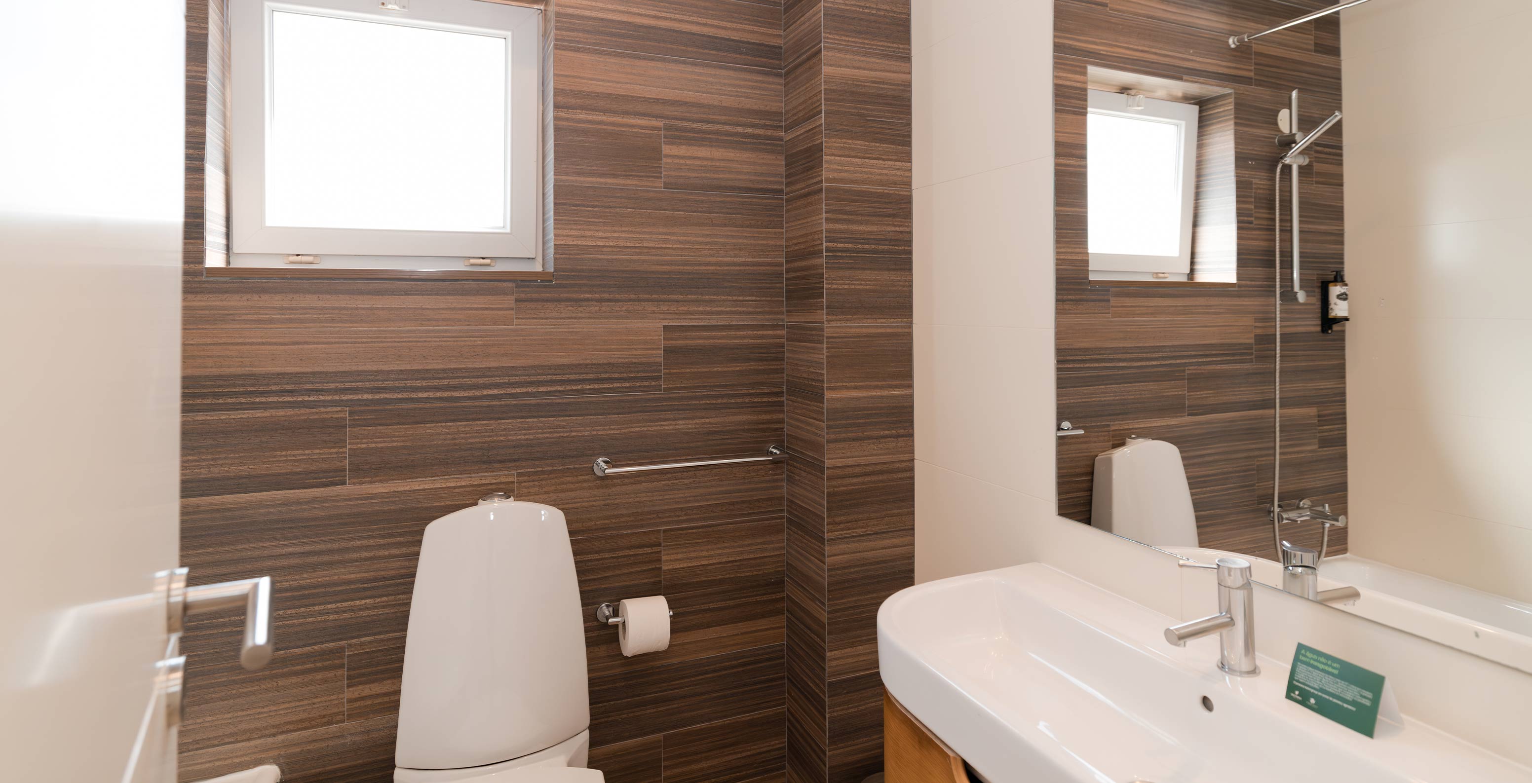 Villa 1 Chambre Vue Jardin au Pestana Alvor Beach Villas dispose d'une salle de bain avec lavabo, miroir et petite fenêtre