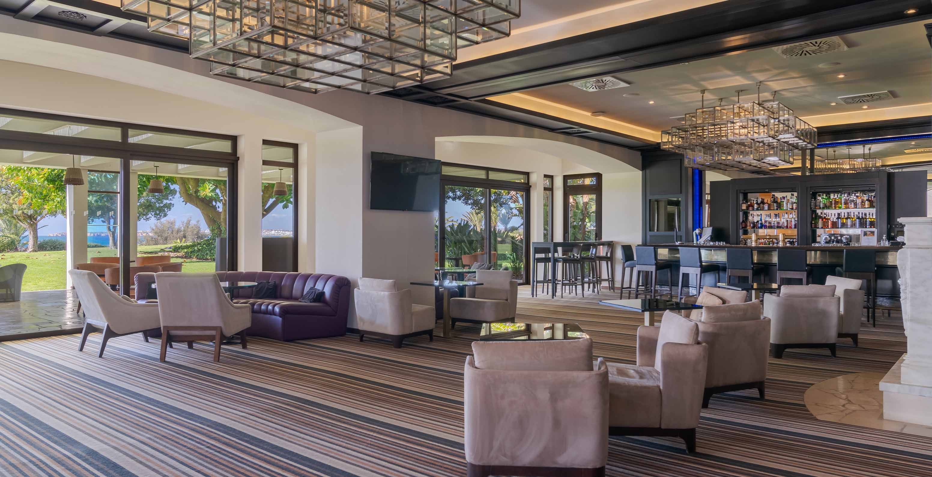 Le bar D Henrique, à l'Hôtel en Algarve, a des canapés et fauteuils pour déguster des boissons avec vue sur le jardin
