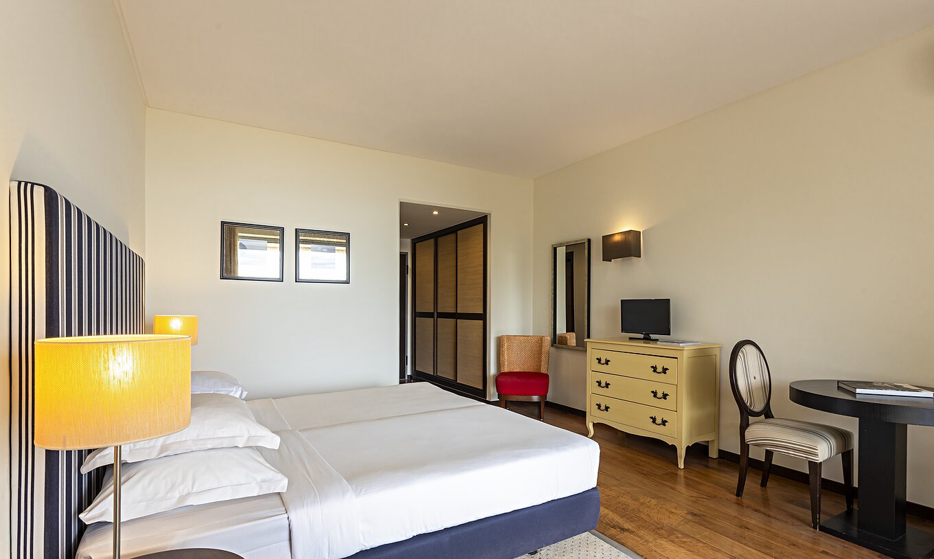 Le Cliff Studio du Pestana Alvor Praia dispose d'une chambre avec un lit double, une télévision,un  miroir et un armoire
