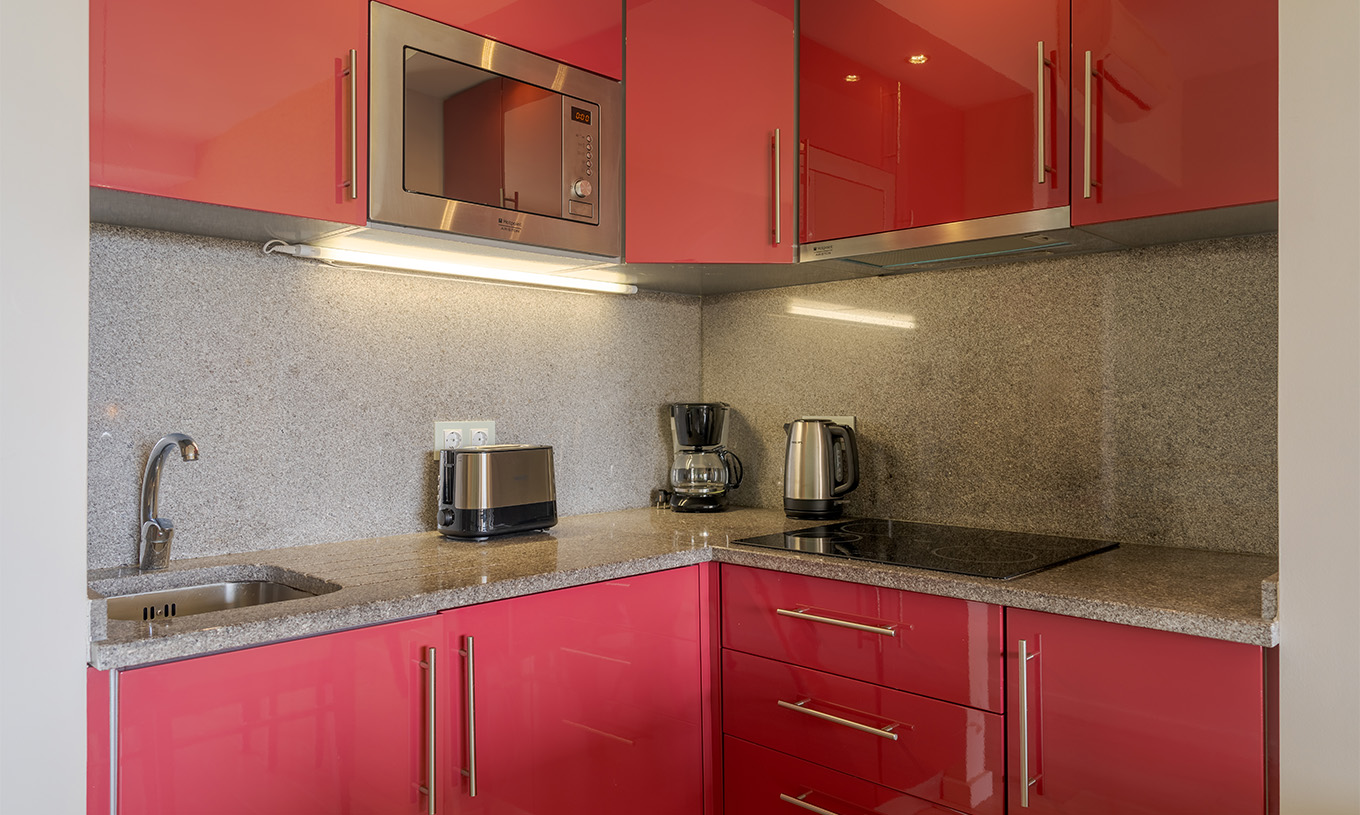 La Suite T2 Duplex Vue Mer du Pestana Alvor Praia a cuisine avec cuisinière, micro-ondes et bouilloire