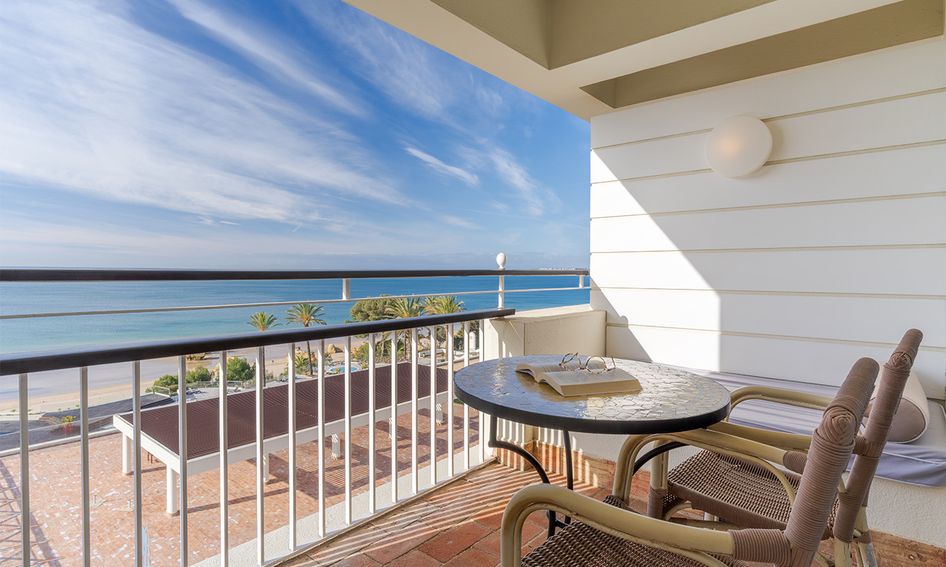 Le Supérieur Vue Mer du Pestana Alvor Praia a balcon avec table, chaises et canapé avec vue sur la mer et la plage