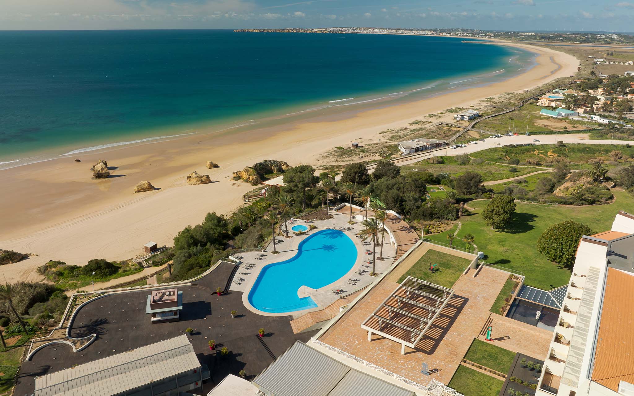 Vue du dessus de la piscine de Pestana Alvor Praia, avec accès direct à la plage des Três Irmãos