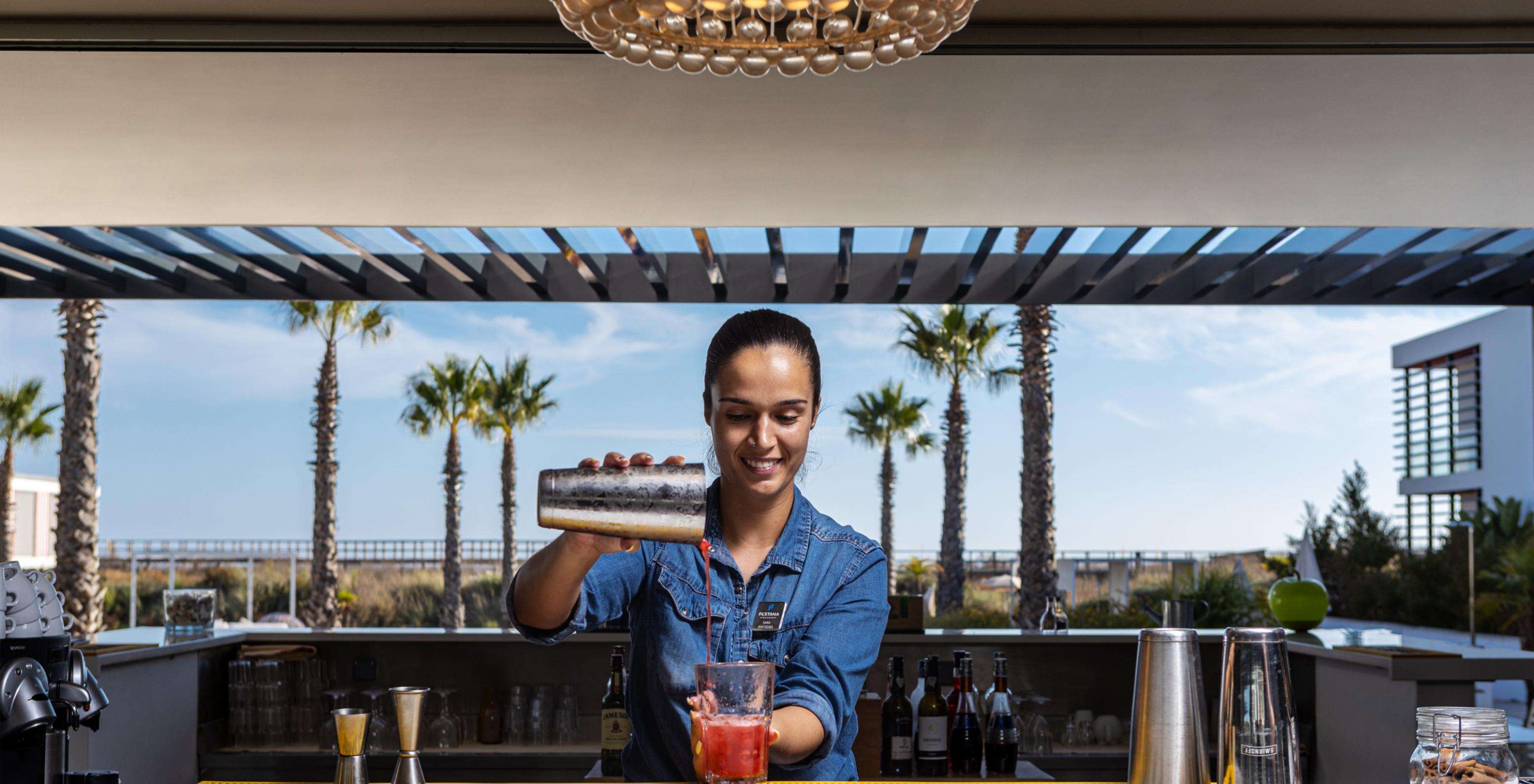 Le Bar Sunset, dans une ambiance décontractée, est l'endroit idéal pour savourer des cocktails créatifs et délicieux