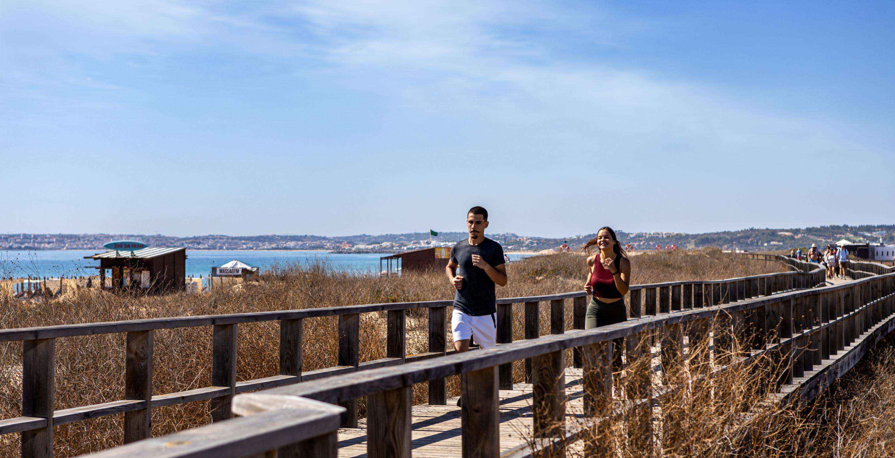 Chemins d'accès à la plage où il est aussi possible de se promener en famille ou même de courir tout en voyant la mer