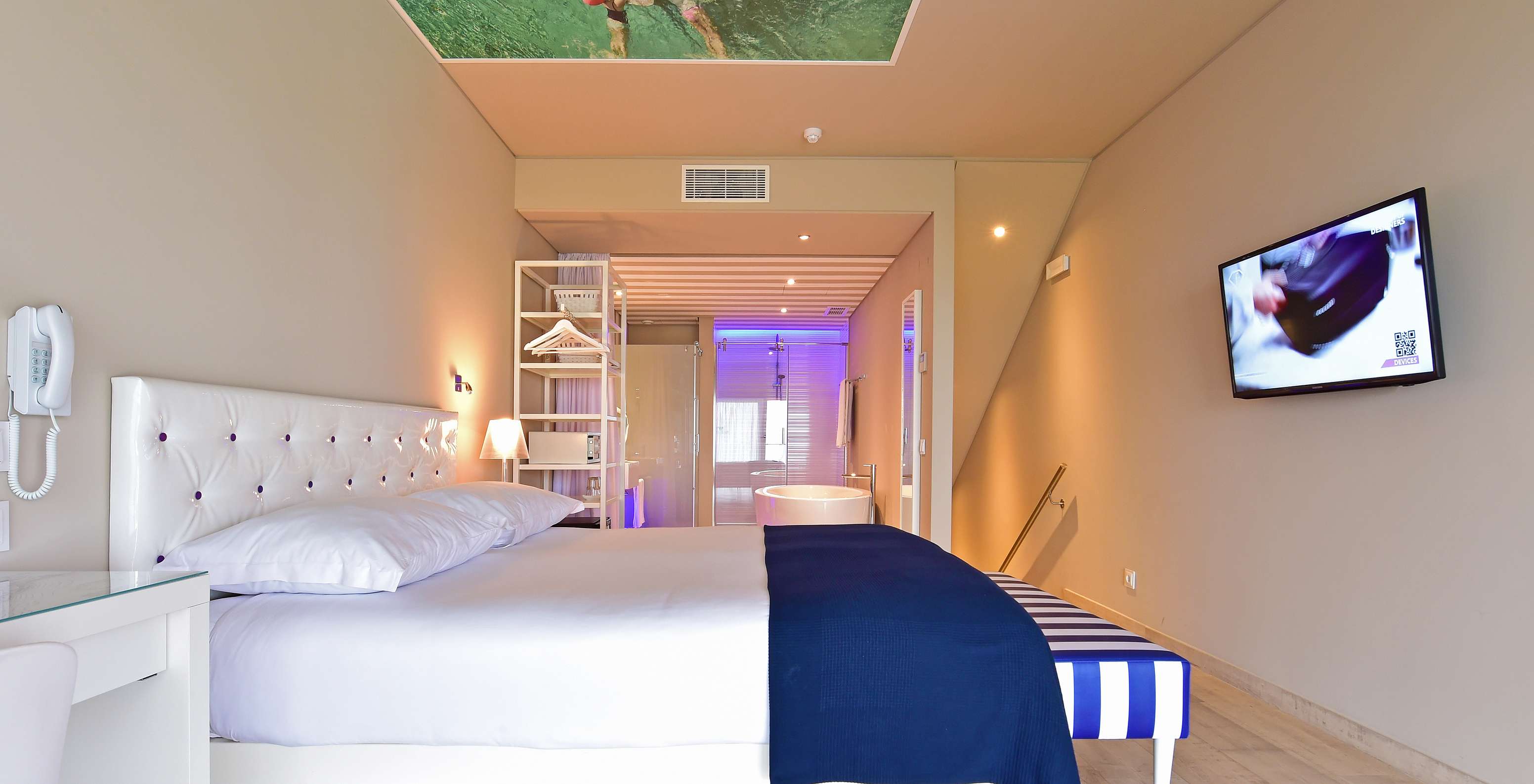 Le Deluxe Vue Mer du Pestana Alvor South Beach a un lit double avec salle de bain en open space