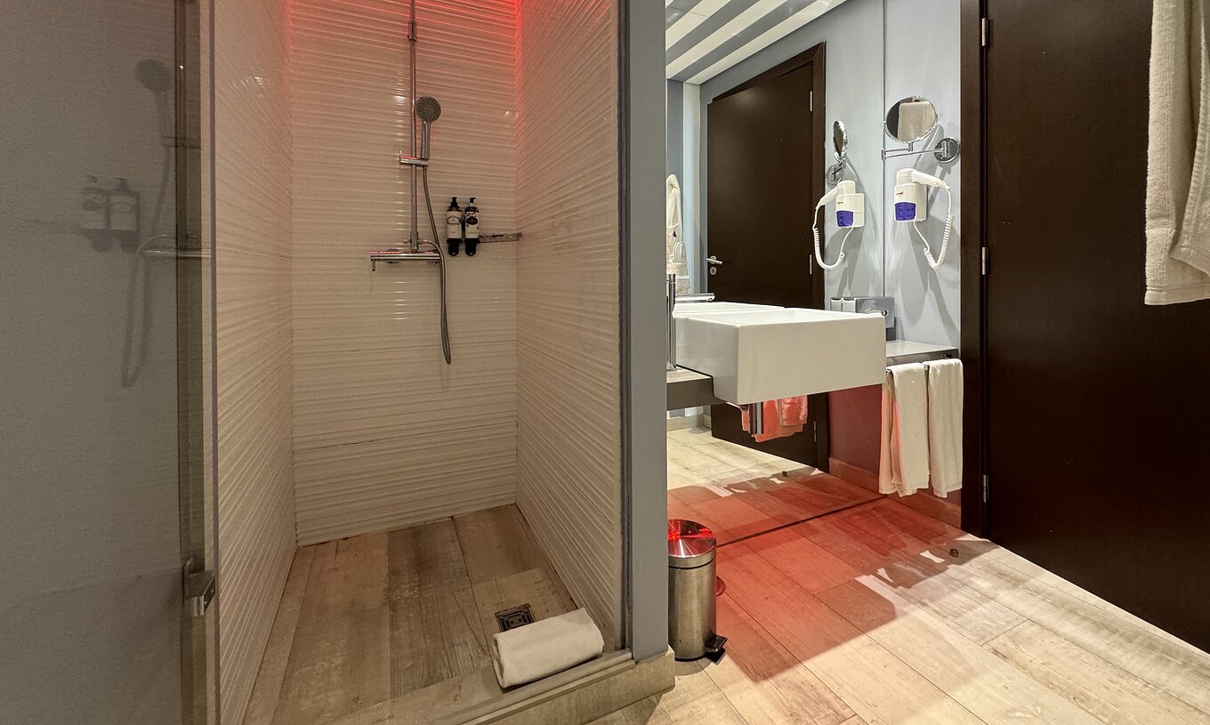 Le Deluxe Balcon Vue Mer ou Piscine - Exclusif Website du Pestana Alvor South Beach a une salle de bain avec douche