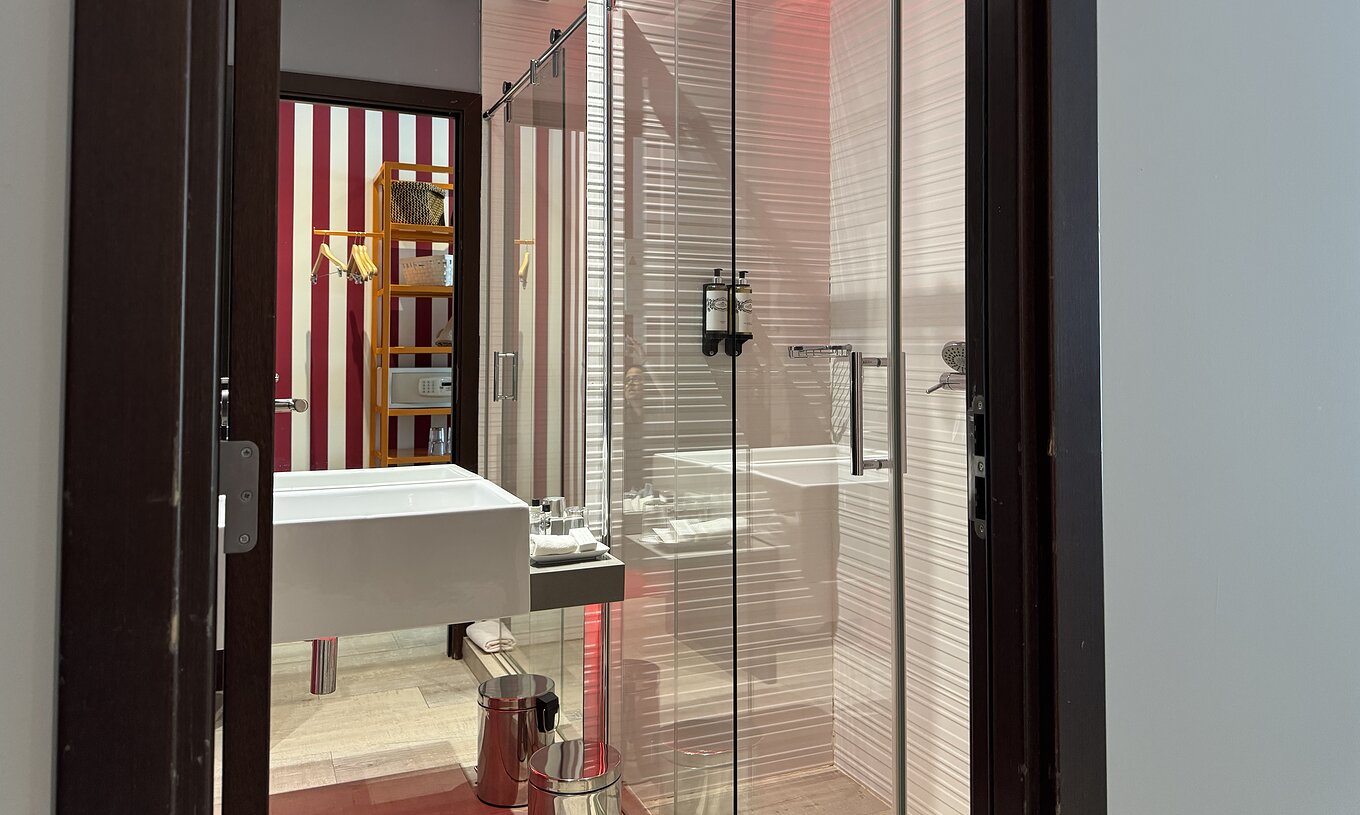 Le Deluxe - Exclusif Website du Pestana Alvor South Beach a une salle de bain avec douche et un lavabo