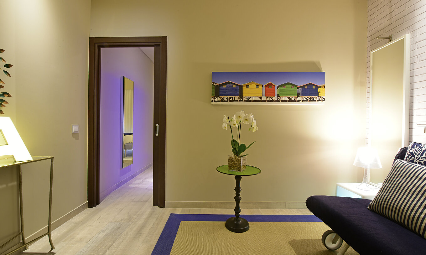 La Suite du Pestana Alvor South Beach a un petit salon avec un canapé-lit. Décoration moderne et colorée