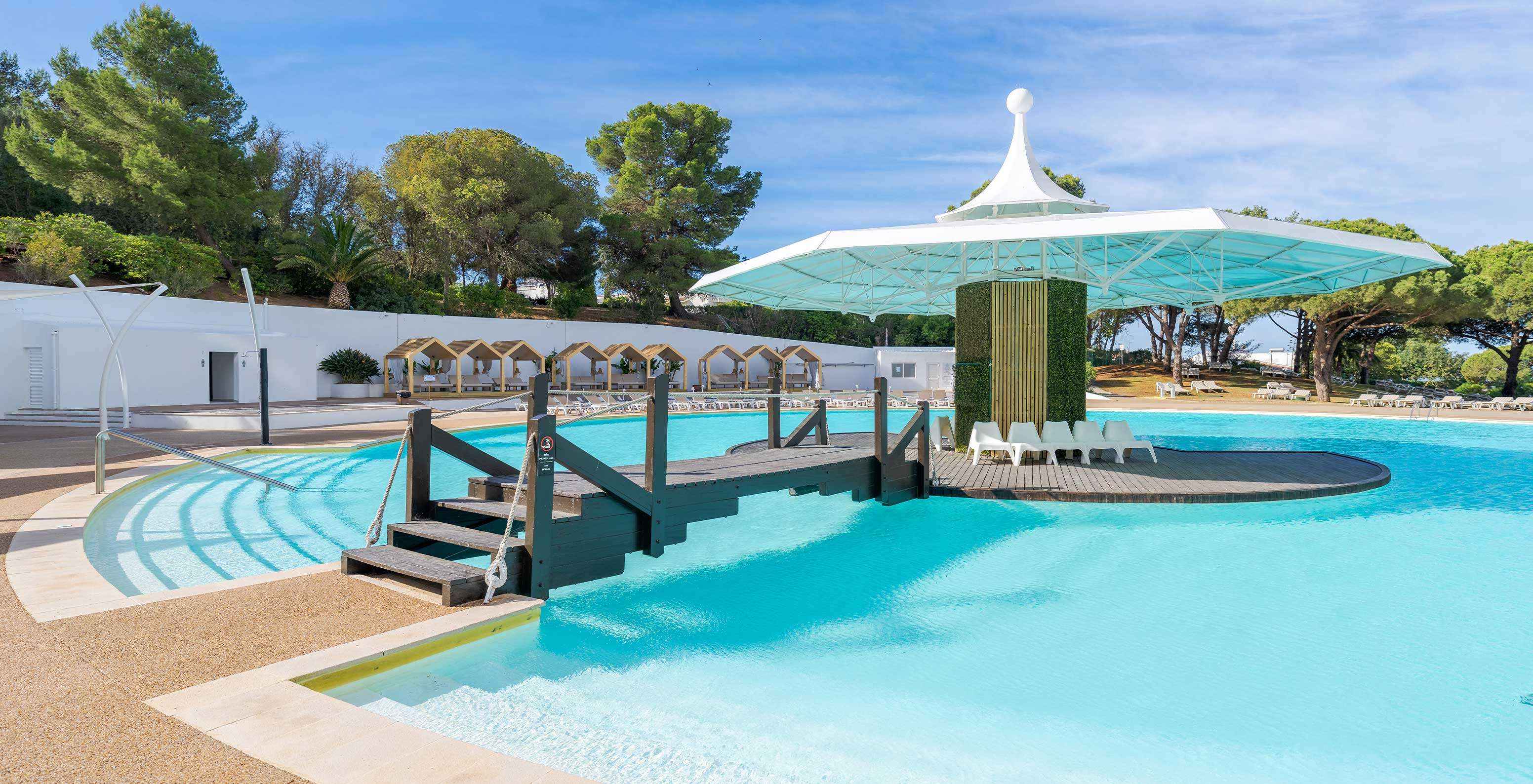 Vue de la piscine extérieure du Pestana Blue Alvor Beach, un hôtel tout compris dans l'Algarve