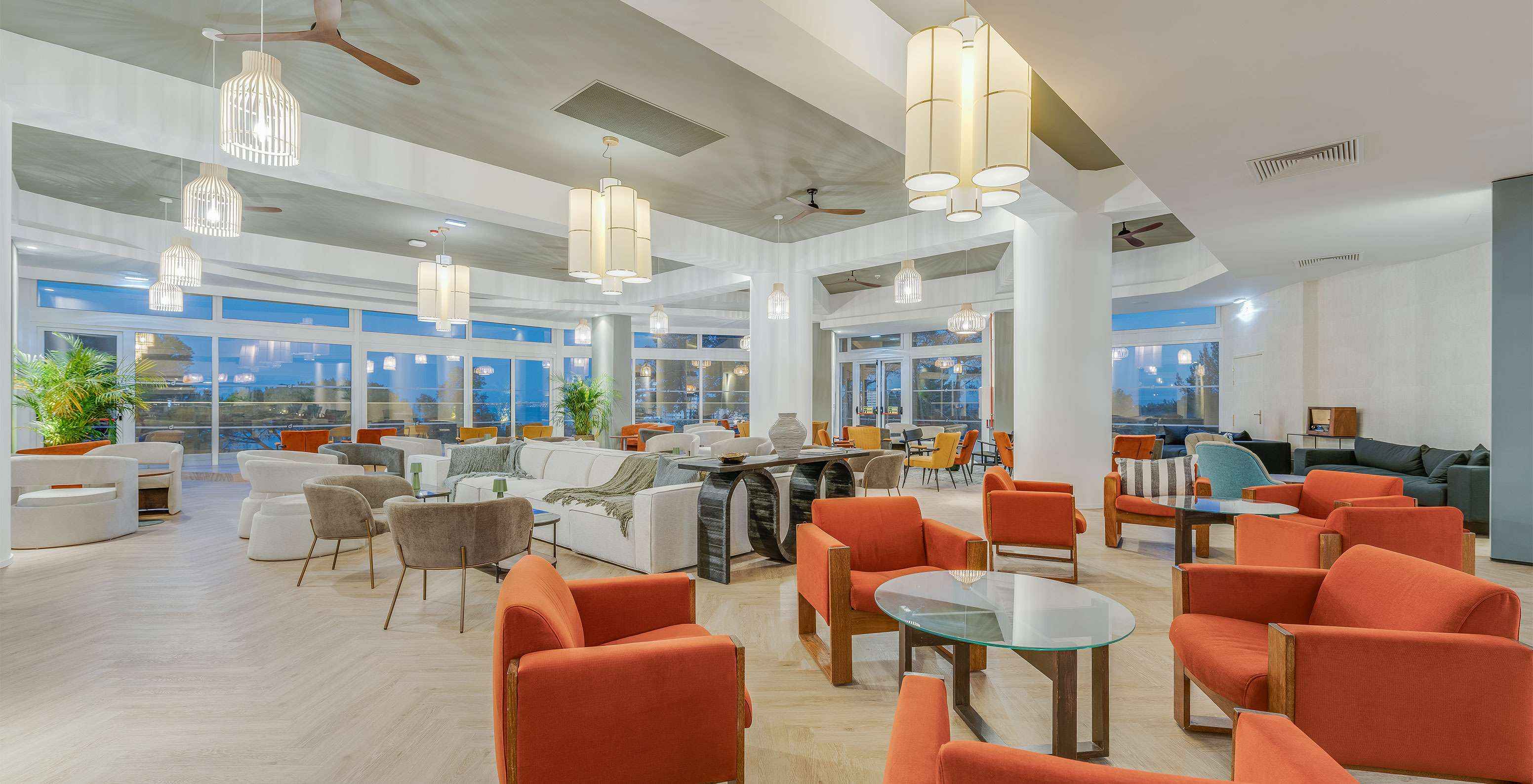 Le bar Bubbles, à l'Hôtel Tout Inclus en Algarve, a des tables où l'on peut s'asseoir et boire un cocktail frais