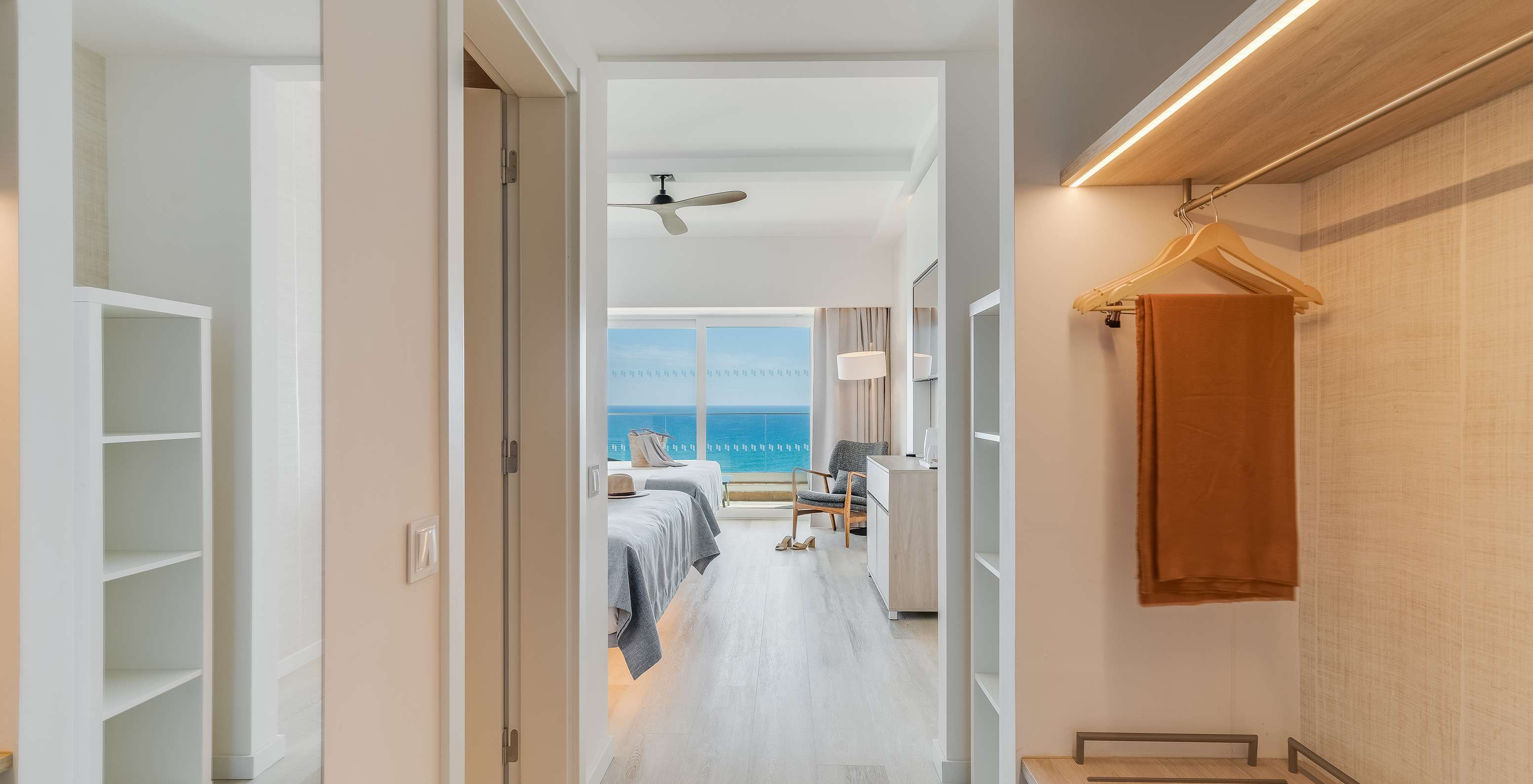 La Chambre Familiale Supérieure Vue Mer du Pestana Blue Alvor Beach a un Couloir avec Armoire et Miroir, et un Balcon