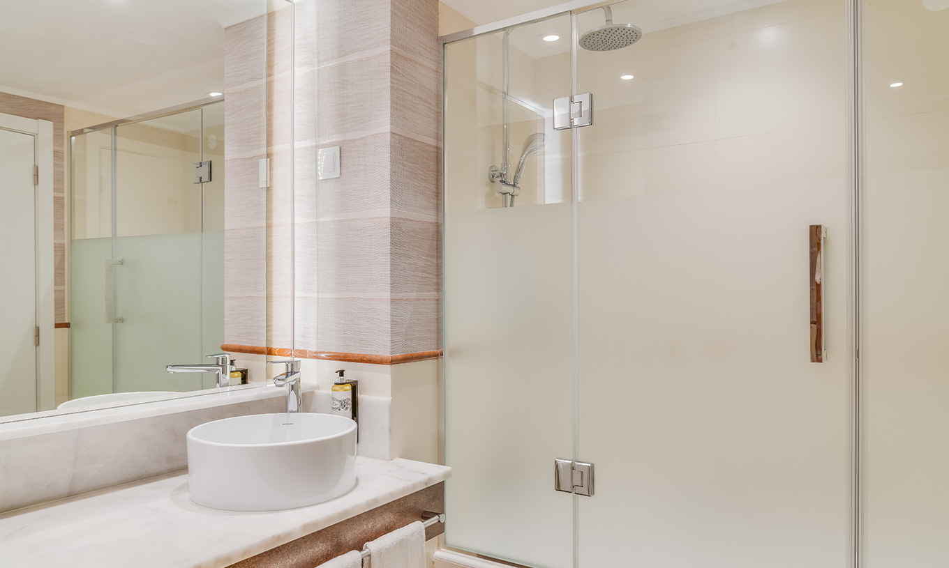 La Chambre Classique Vue Mer du Pestana Blue Alvor Beach a une Salle de Bain avec Lavabo avec Miroir et une Douche
