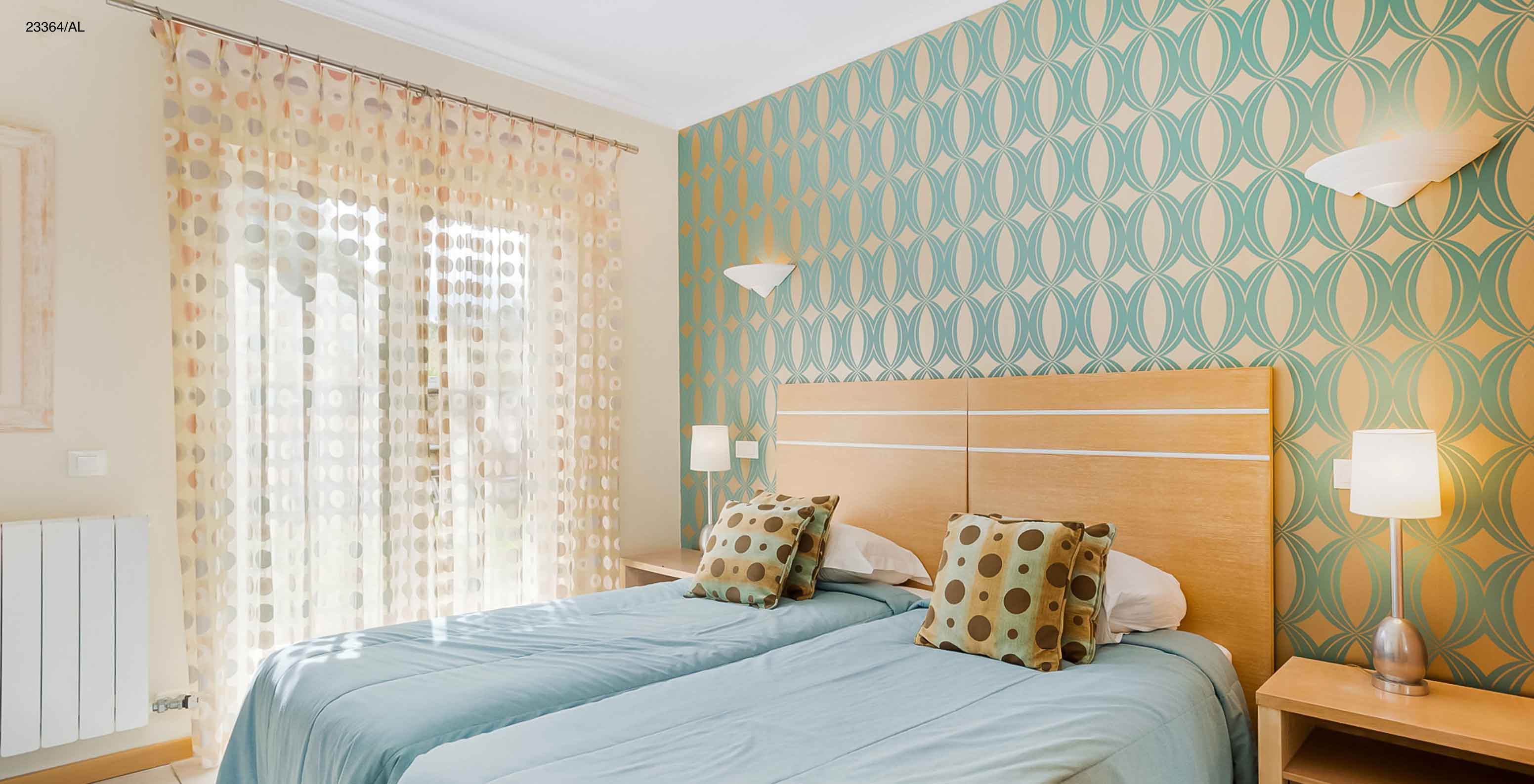 L'appartement Pestana Carvoeiro Golf T1 Standard dispose d'une chambre avec deux lits simples et une table de chevet