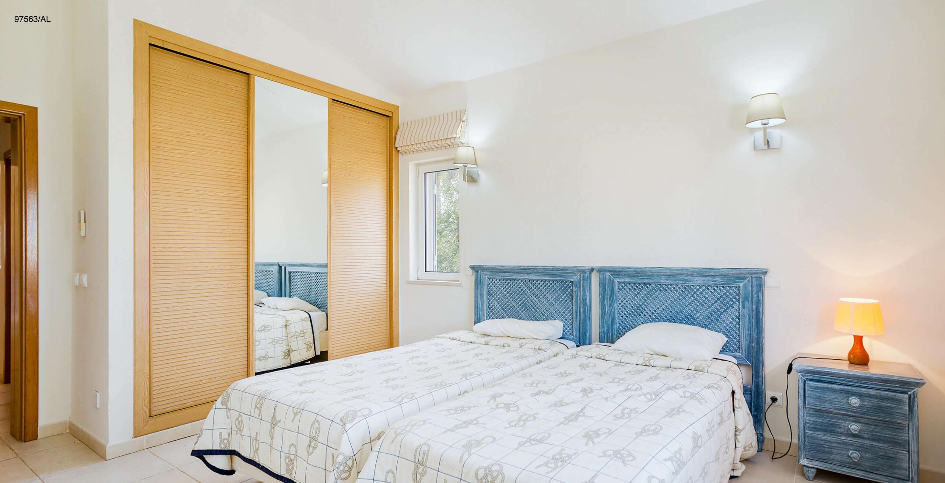 L'appartement Pestana Carvoeiro Golf T3 Superior dispose d'une chambre avec deux lits simples et une table de chevet