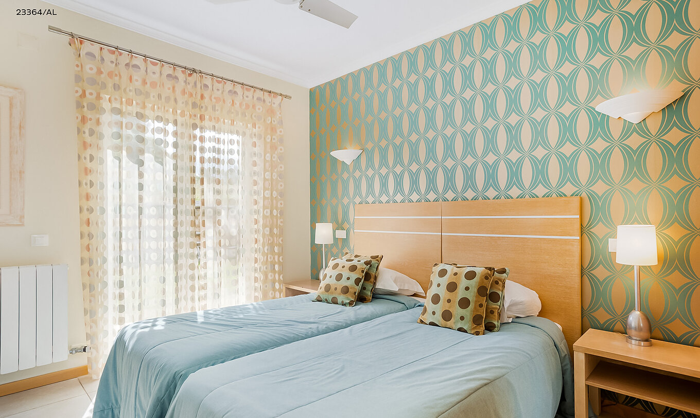 L'appartement Pestana Carvoeiro Golf T1 Standard dispose d'une chambre avec deux lits simples et une table de chevet