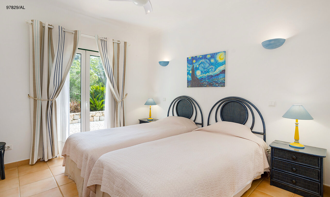 L'appartement Pestana Carvoeiro Golf T2 Standard dispose d'une chambre avec deux lits simples et une table de chevet