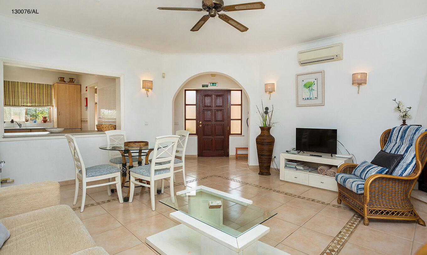 L'appartement Pestana Carvoeiro Golf T2 Standard dispose d'un salon avec vue sur la cuisine
