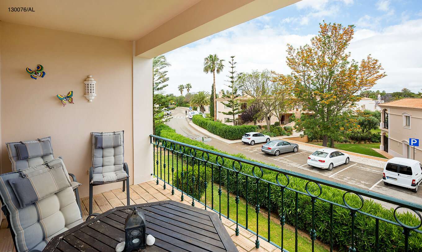 L'appartement Pestana Carvoeiro Golf T2 Standard dispose d'un balcon avec une table et des chaises avec vue sur la rue