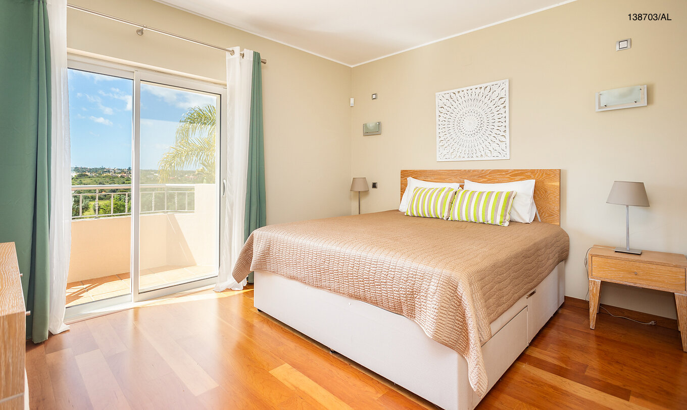 L'appartement Pestana Carvoeiro Golf T2 Superior dispose d'une chambre avec un lit double, une table de chevet et un balcon