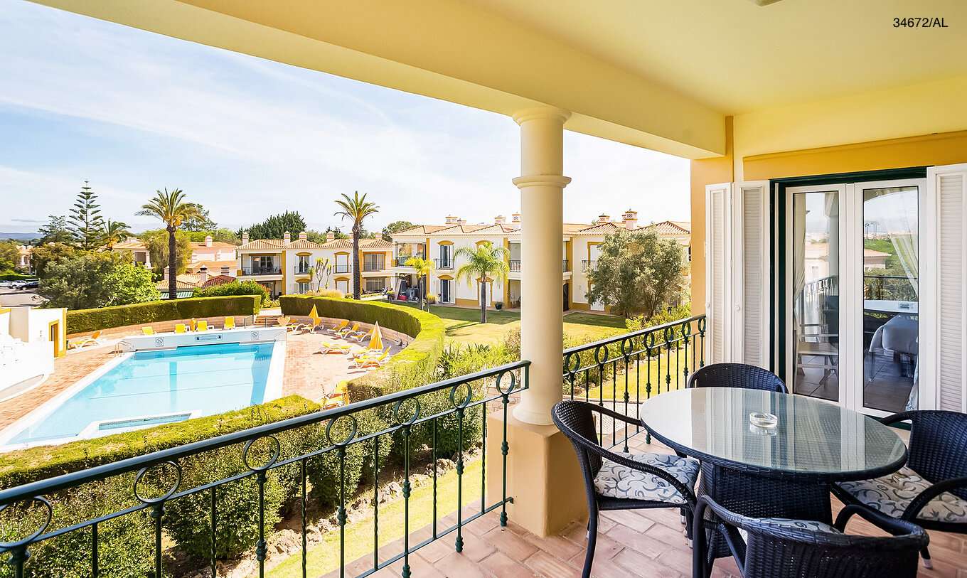 L'appartement Pestana Carvoeiro Golf T2 Superior dispose d'un balcon avec vue sur la piscine et le jardin