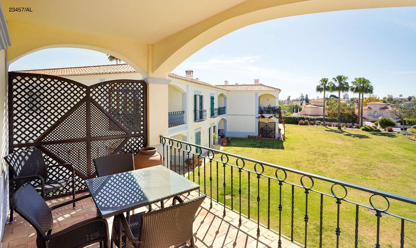 L'appartement Pestana Carvoeiro Golf T3 Standard dispose d'un balcon avec une table, des chaises et une vue sur le jardin