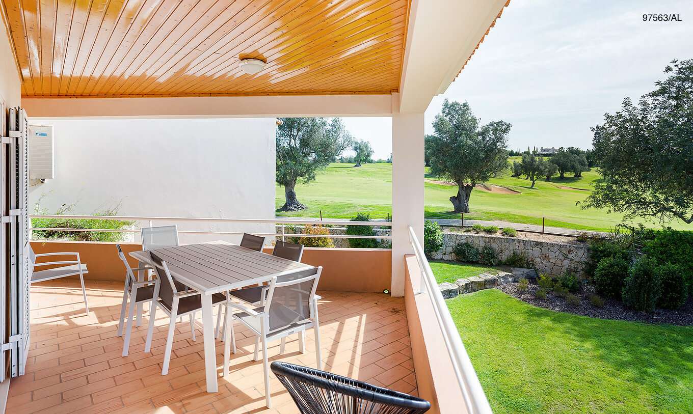L'appartement Pestana Carvoeiro Golf T3 Superior dispose d'un balcon avec une table et des chaises, avec vue sur le jardin