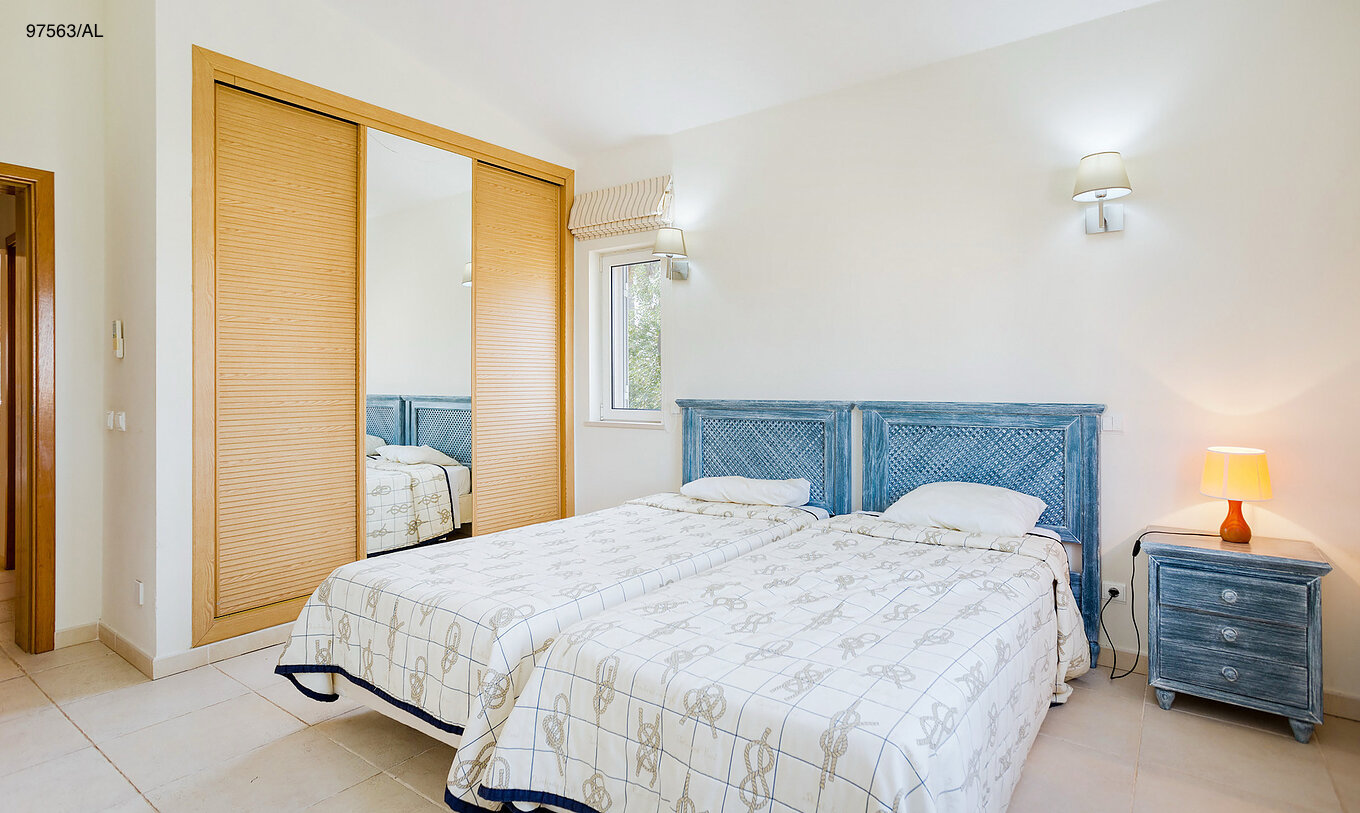 L'appartement Pestana Carvoeiro Golf T3 Superior dispose d'une chambre avec deux lits simples et une table de chevet