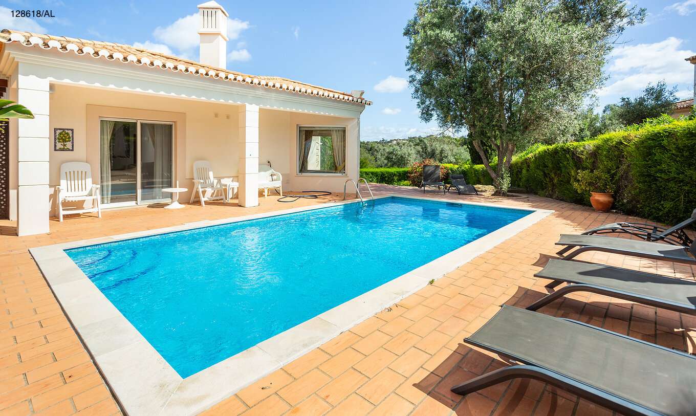 La villa Pestana Carvoeiro Golf V3 Superior dispose d'une piscine extérieure avec des chaises longues autour