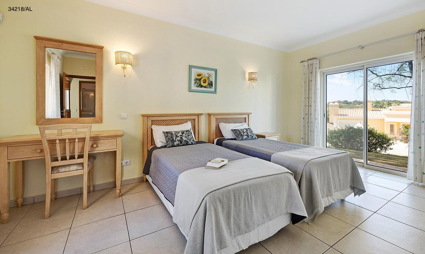 La villa Pestana Carvoeiro Golf V4 Standard dispose d'une chambre avec deux lits simples, un miroir et une table