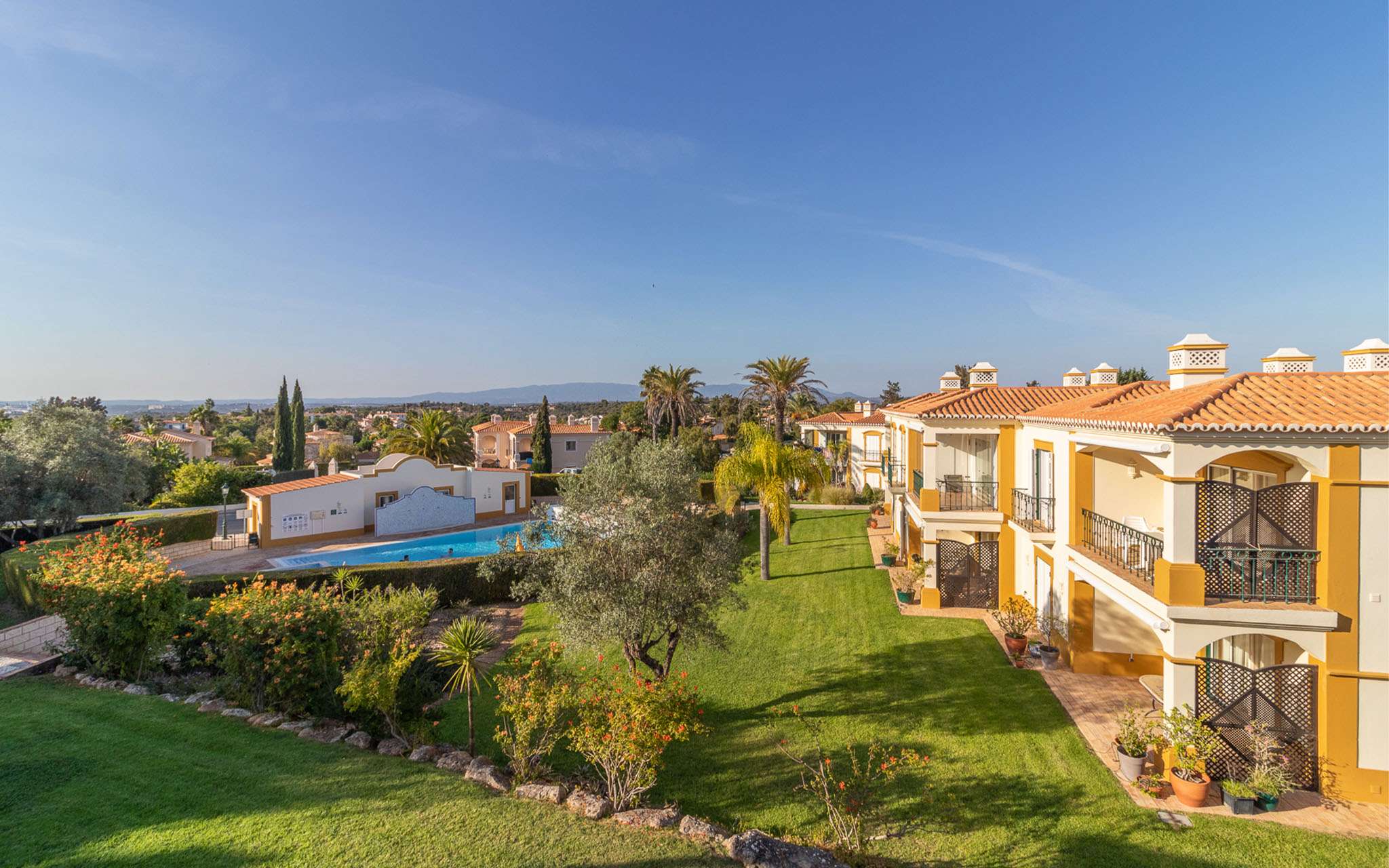 Vue extérieure du Pestana Carvoeiro Golf AL, un hôtel 4 étoiles dans l'Algarve, avec villas, appartements et piscine