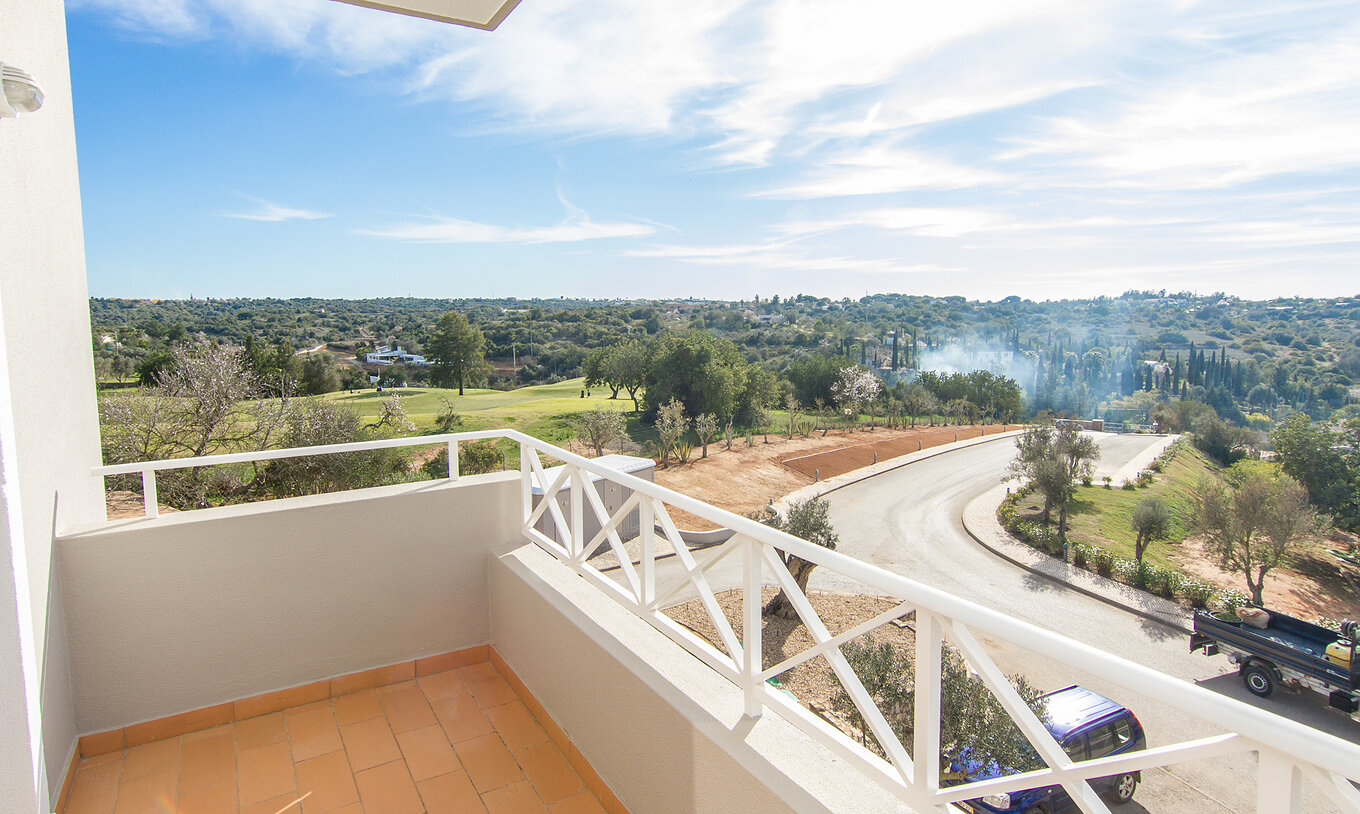 L'Appartement T1 du Pestana Gramacho Residences a un balcon avec vue sur la route et le terrain de golf