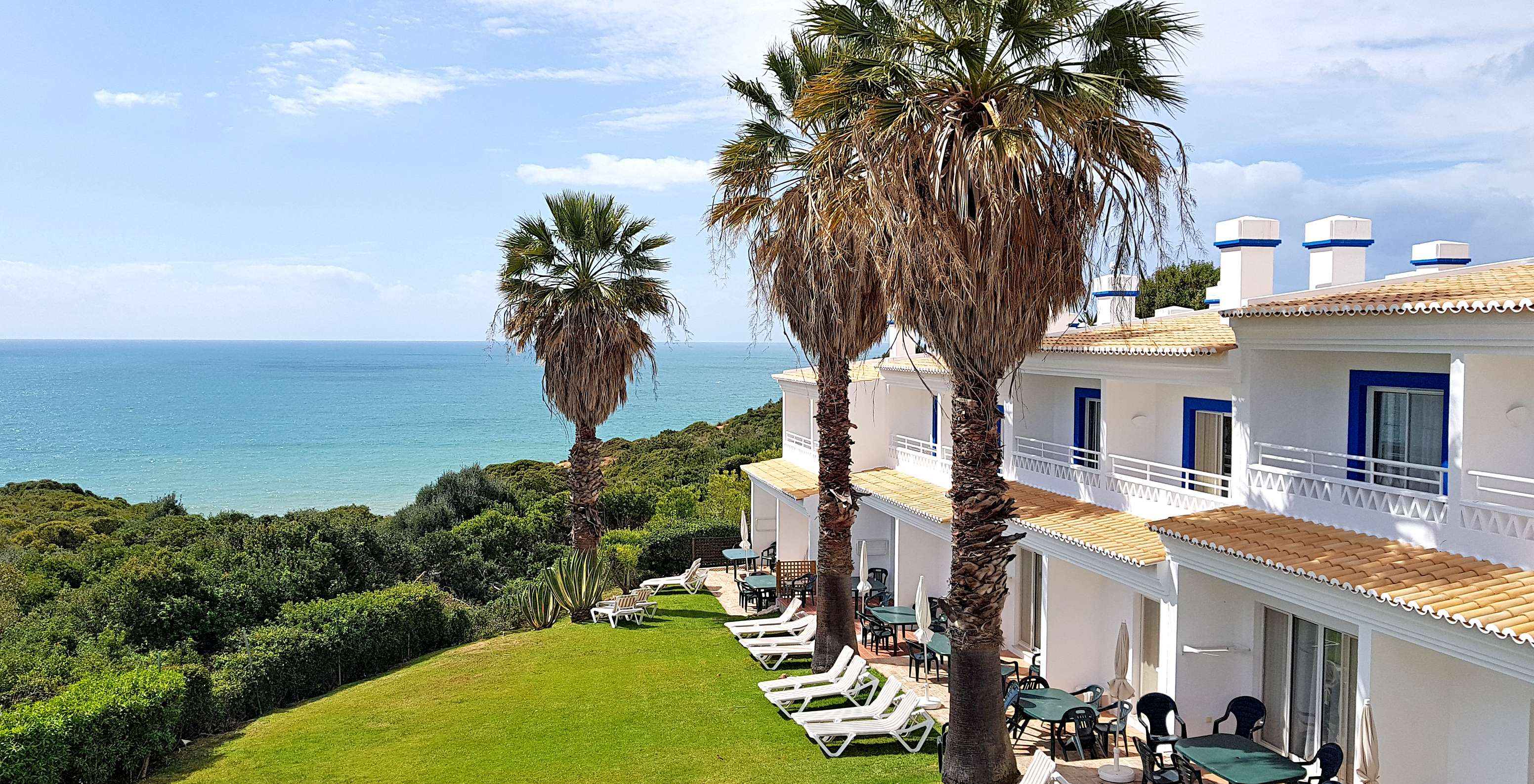Villas au Pestana Palm Gardens à Carvoeiro, avec jardin et palmiers devant et vue sur la mer et l'horizon